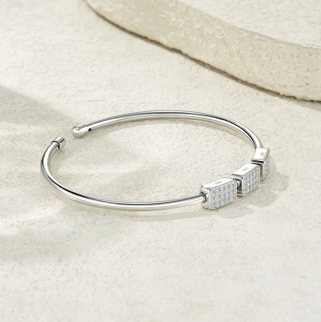 A Luxurious And Fashionable Minimalist Jewelry Bracelet Featuring Top-quality Moissanite, Made Of S925 Silver Electroplated With Platinum. - N&P Colletion
