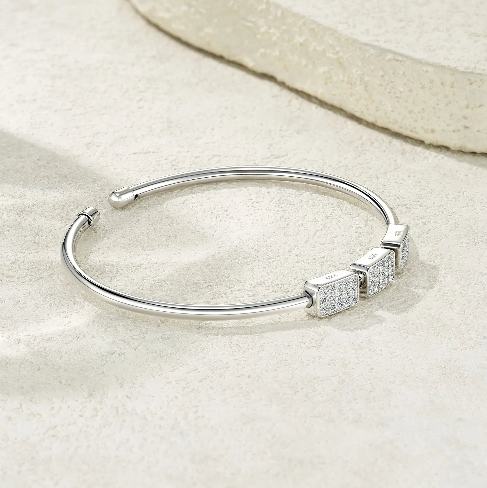 A Luxurious And Fashionable Minimalist Jewelry Bracelet Featuring Top-quality Moissanite, Made Of S925 Silver Electroplated With Platinum. - N&P Colletion