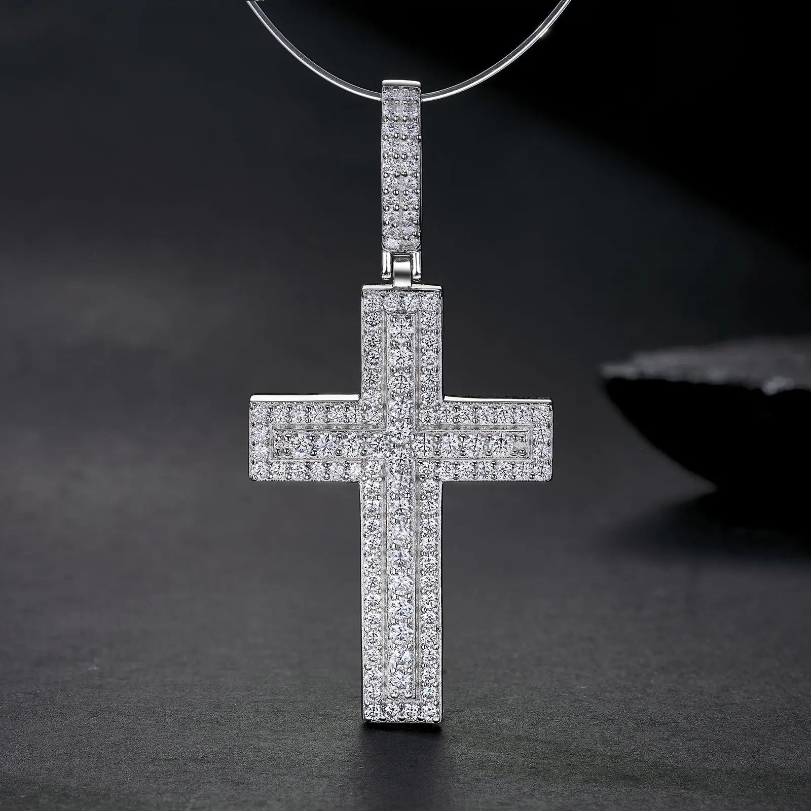 A Luxurious And Fashionable Minimalist Jewelry Pendant Necklace Set With Top-quality Moissanite, Made Of S925 Silver Electroplated With Platinum. - N&P Colletion