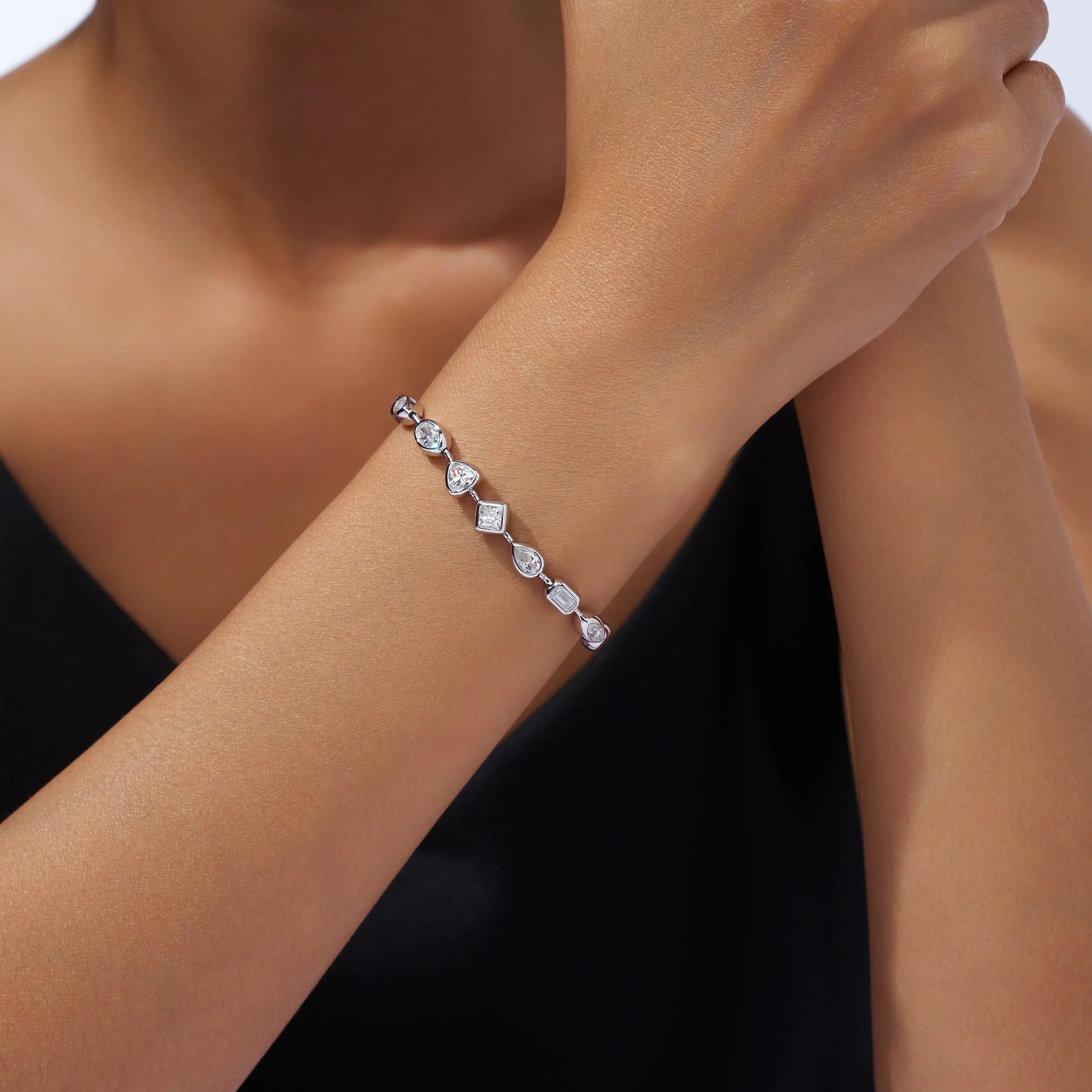 A Luxurious And Fashionable Minimalist Jewelry Bracelet Featuring Top-quality Moissanite, Made Of S925 Silver Electroplated With Platinum. - N&P Colletion