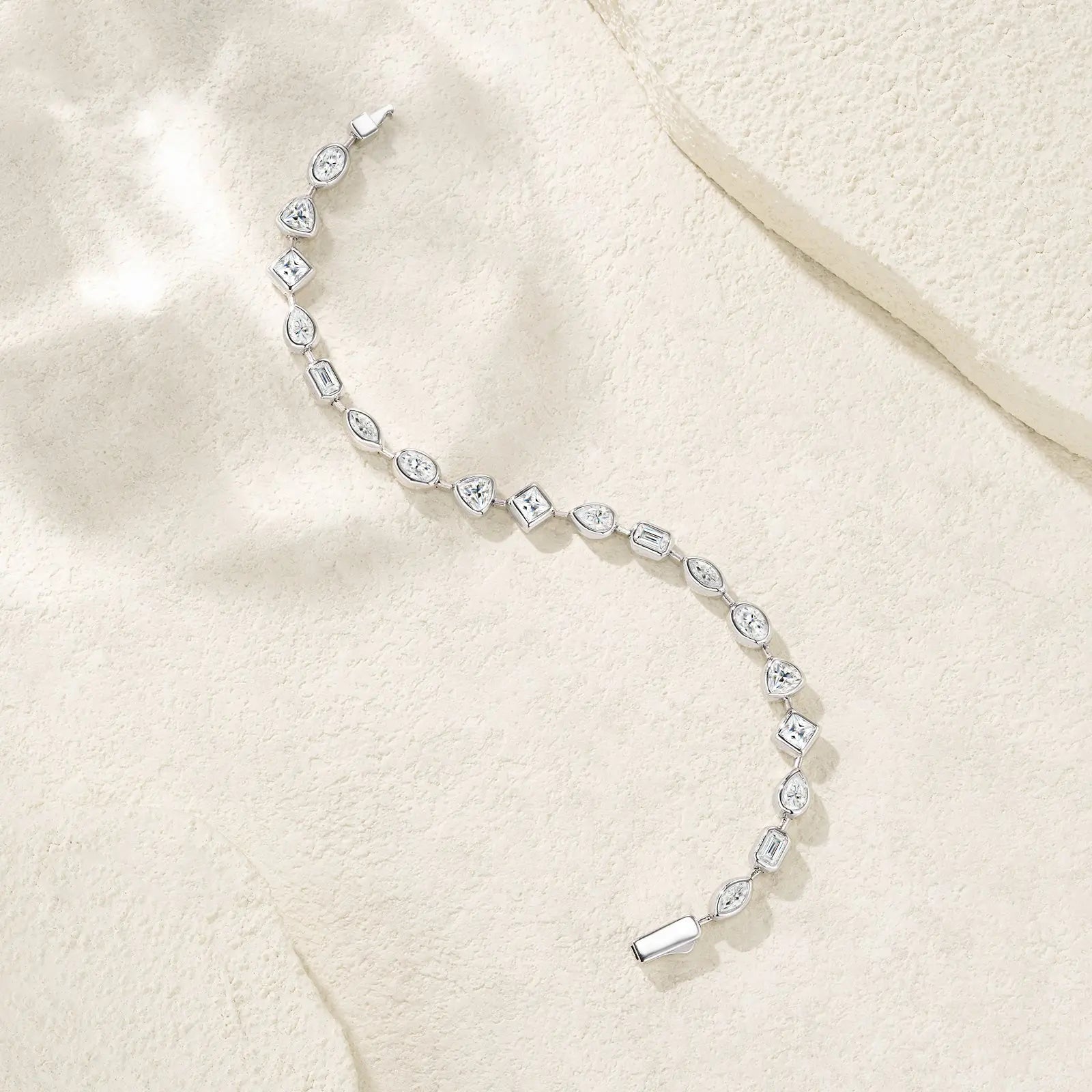 A Luxurious And Fashionable Minimalist Jewelry Bracelet Featuring Top-quality Moissanite, Made Of S925 Silver Electroplated With Platinum. - N&P Colletion