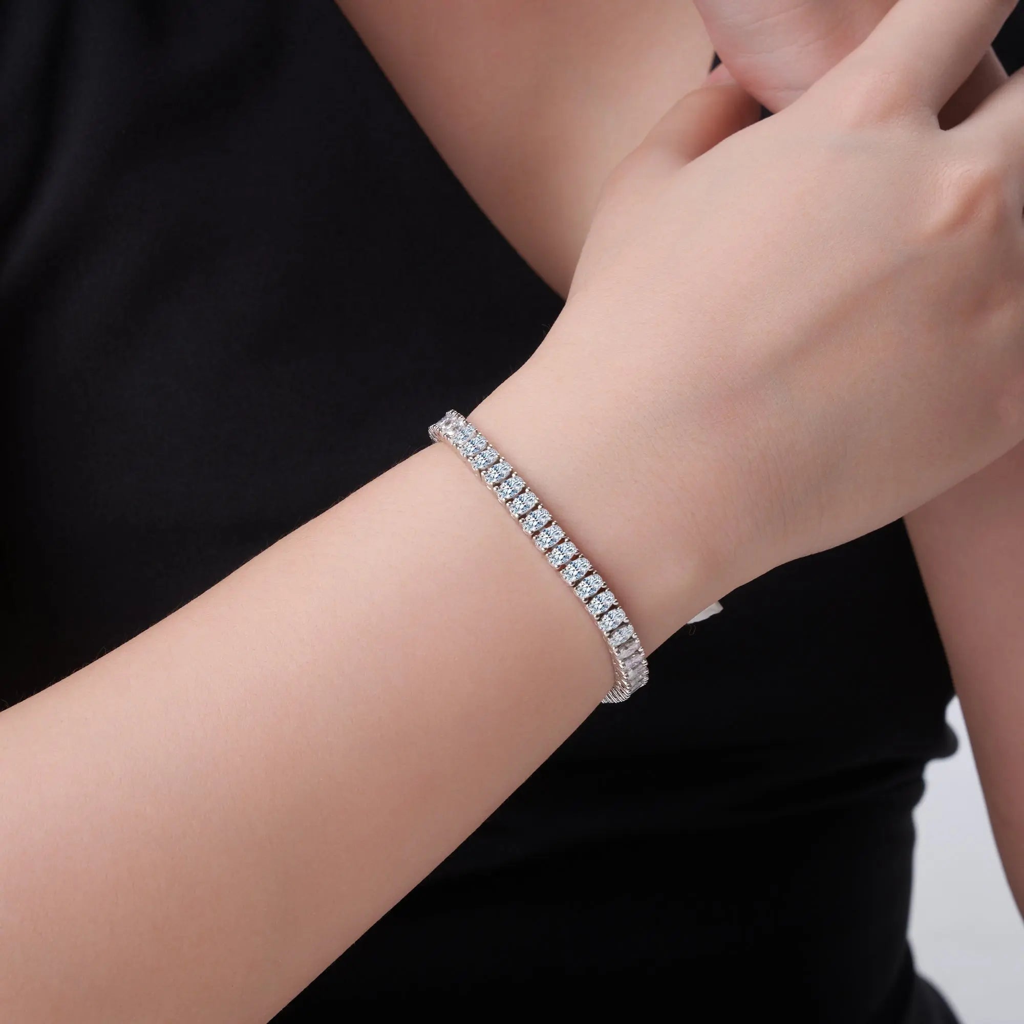 A Luxurious And Fashionable Minimalist Jewelry Bracelet Featuring Moissanite, Made Of S925 Silver Electroplated With Platinum. - N&P Colletion