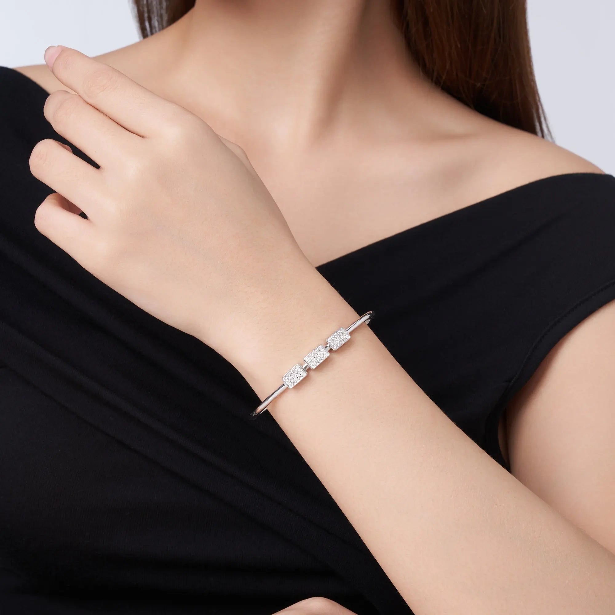 A Luxurious And Fashionable Minimalist Jewelry Bracelet Featuring Top-quality Moissanite, Made Of S925 Silver Electroplated With Platinum. - N&P Colletion