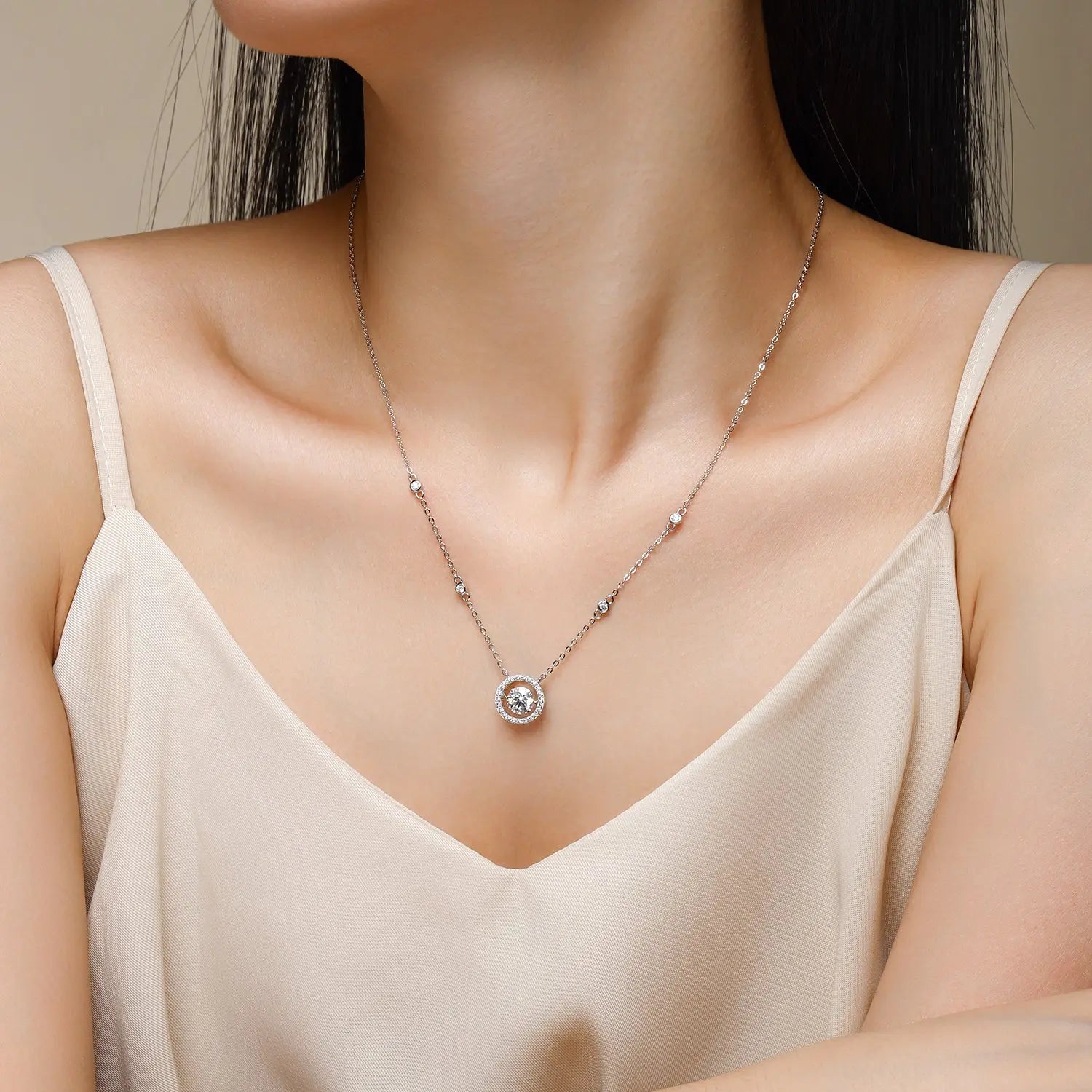 1Mobius - a Fashionable and Luxurious Diamond Jewelry Piece Set with 1-Carat Moissanite S925 Sterling Silver and Platinum-Plated Pendant Prohibit Tk Sales