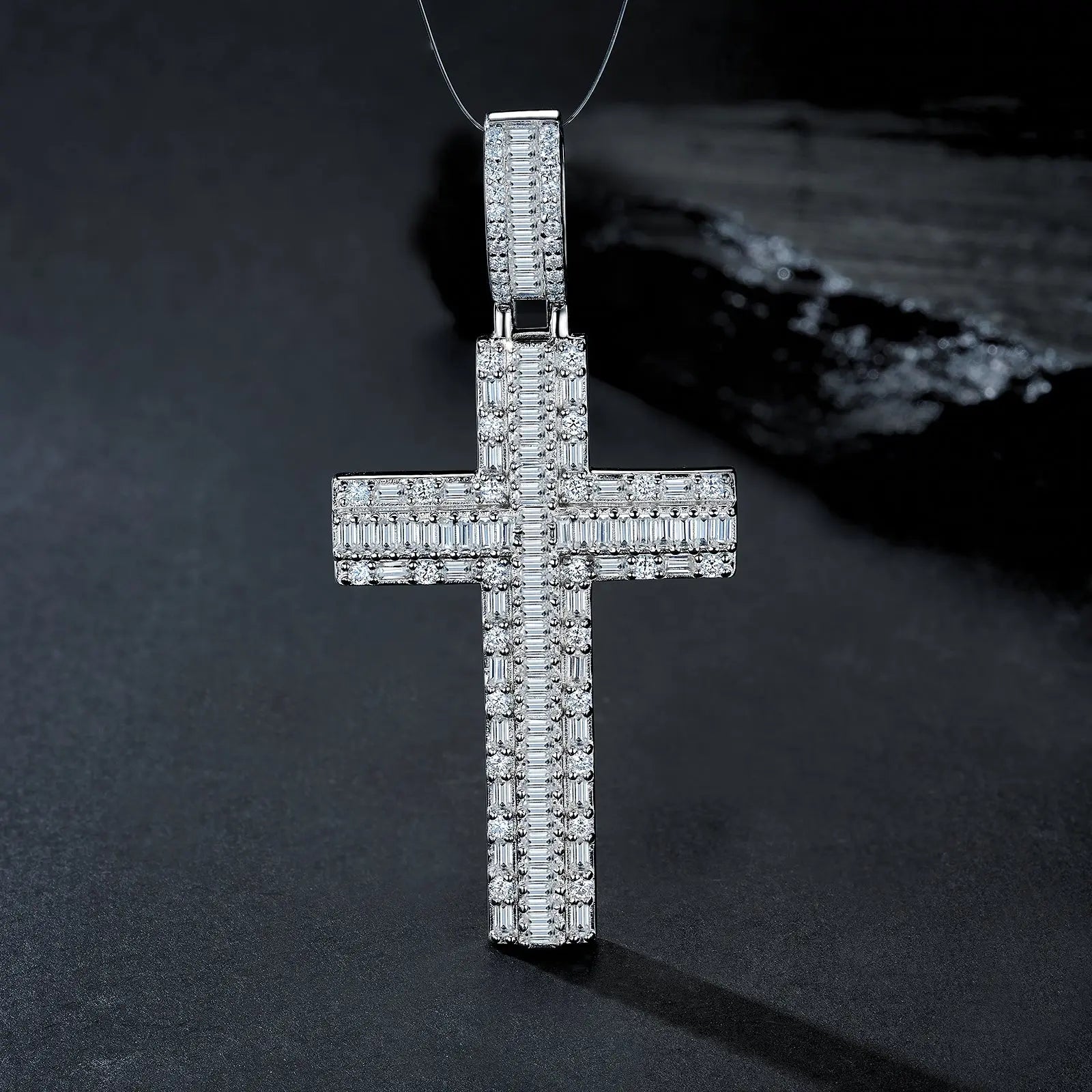 A Luxurious And Fashionable Minimalist Jewelry Pendant With Top-quality Moissanite, Made Of S925 Silver Electroplated With Platinum. - N&P Colletion