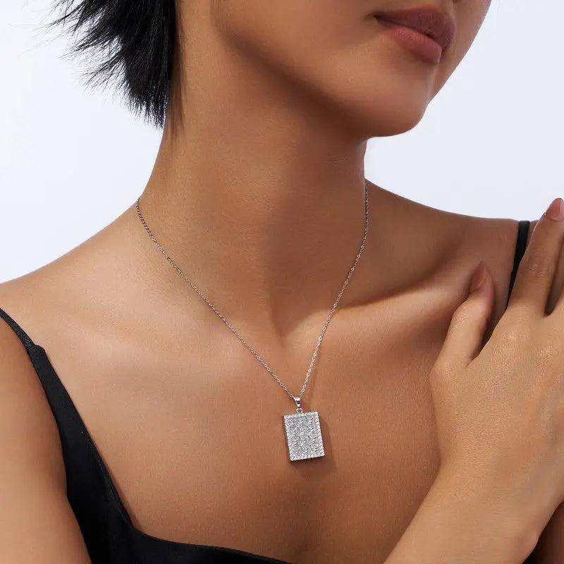 A Luxurious And Fashionable Minimalist Jewelry Pendant Necklace Featuring Top-quality Moissanite, Made Of S925 Silver Electroplated With Platinum. - N&P Colletion