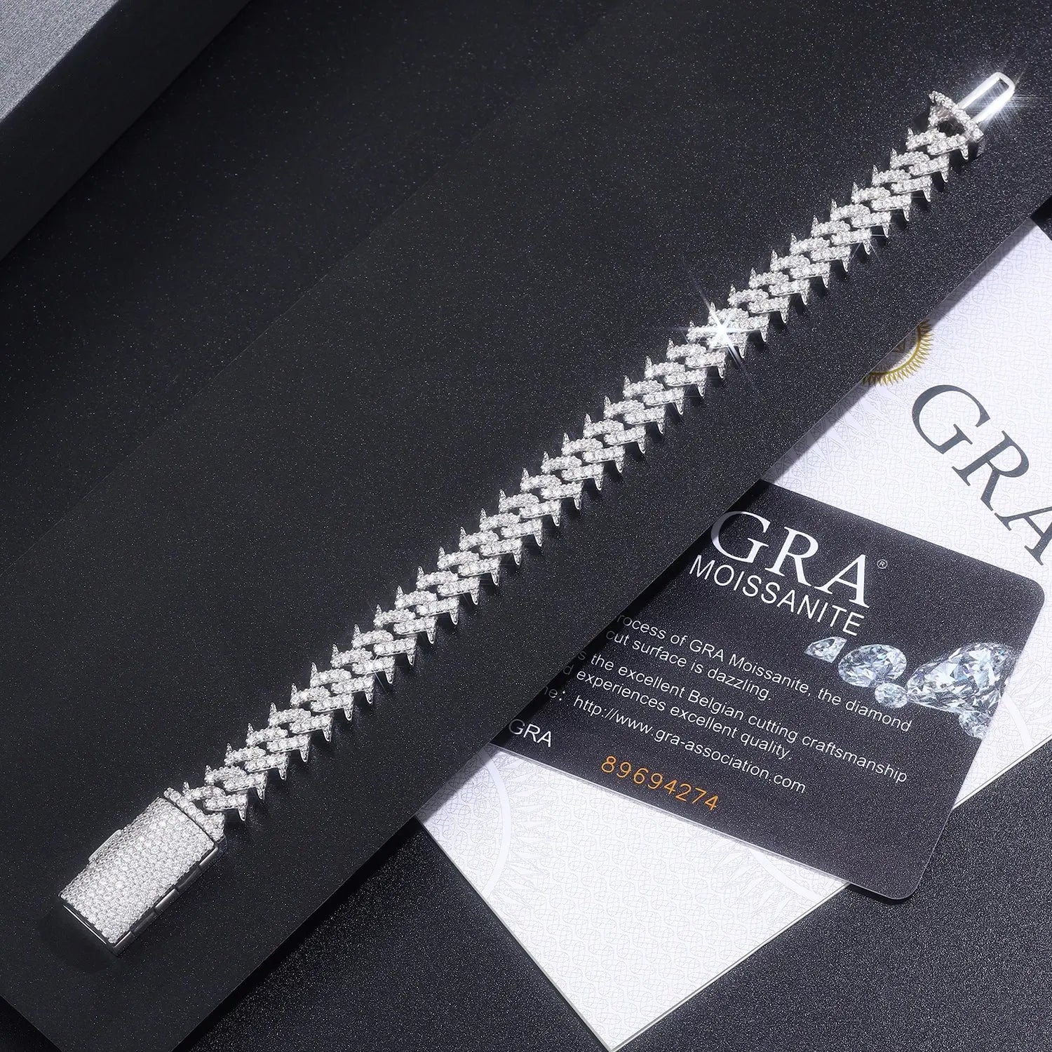 A Luxurious And Fashionable Minimalist Jewelry Bracelet Featuring Top-quality Moissanite, Made Of S925 Silver Electroplated With Platinum. - N&P Colletion