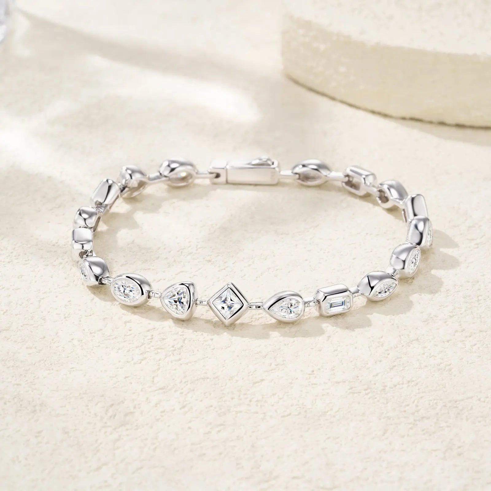 A Luxurious And Fashionable Minimalist Jewelry Bracelet Featuring Top-quality Moissanite, Made Of S925 Silver Electroplated With Platinum. - N&P Colletion