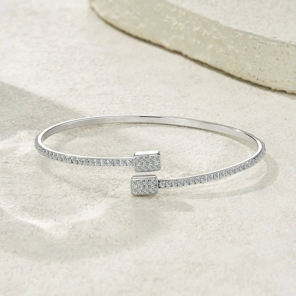 A Luxurious And Fashionable Minimalist Jewelry Bracelet Featuring Top-quality Moissanite, Made Of S925 Silver Electroplated With Platinum. - N&P Colletion