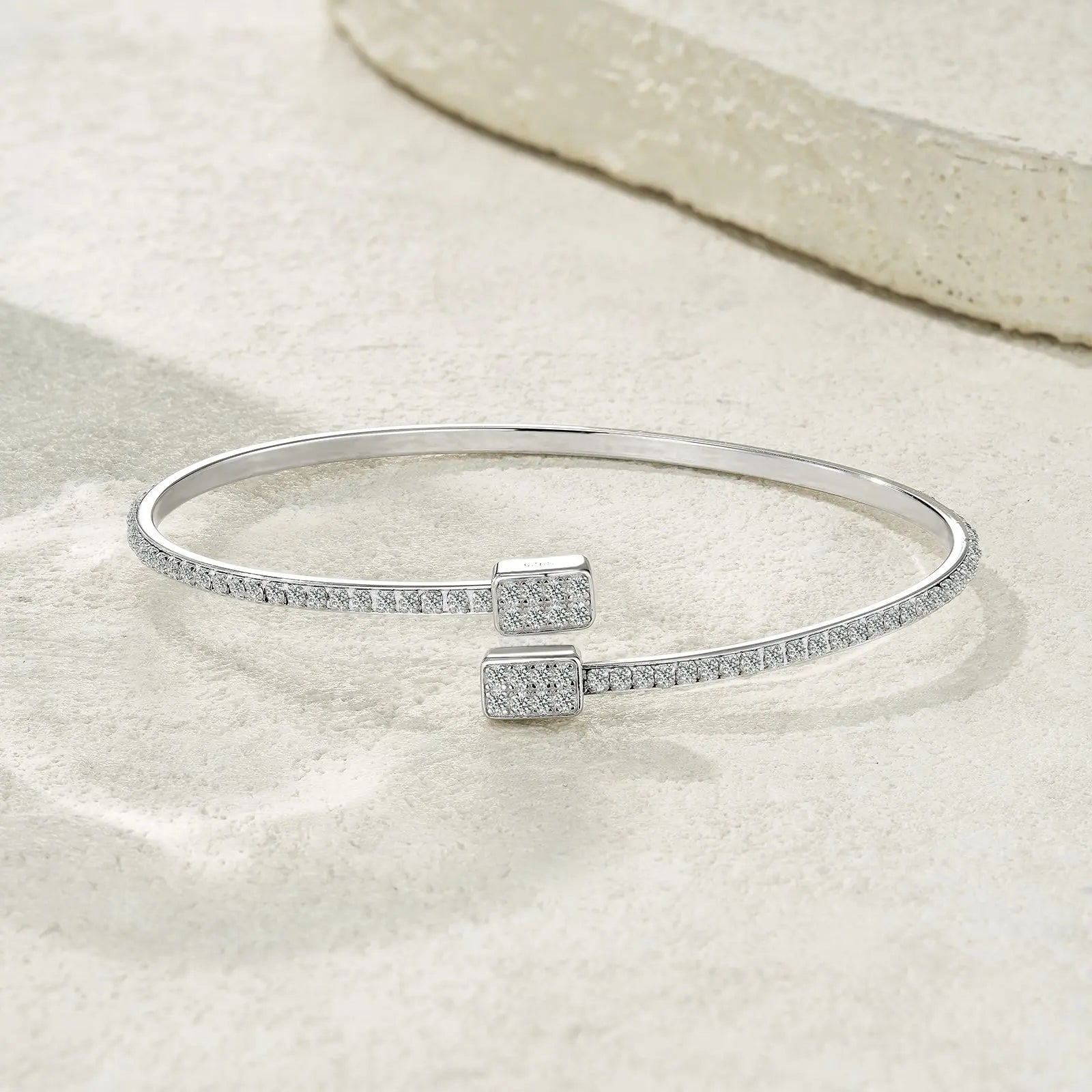 A Luxurious And Fashionable Minimalist Jewelry Bracelet Featuring Top-quality Moissanite, Made Of S925 Silver Electroplated With Platinum. - N&P Colletion