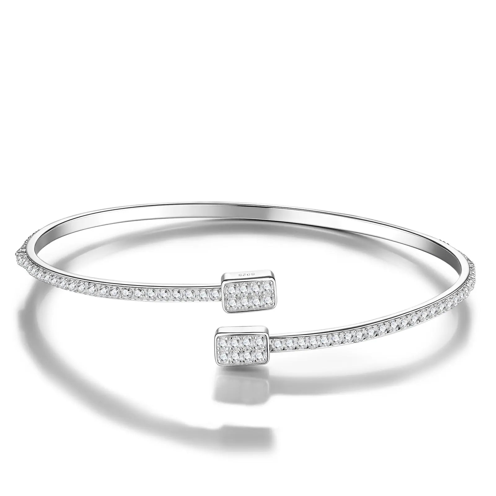 A Luxurious And Fashionable Minimalist Jewelry Bracelet Featuring Top-quality Moissanite, Made Of S925 Silver Electroplated With Platinum. - N&P Colletion