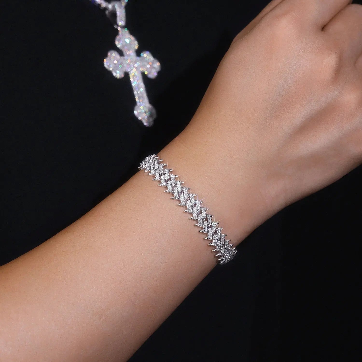 A Luxurious And Fashionable Minimalist Jewelry Bracelet Featuring Top-quality Moissanite, Made Of S925 Silver Electroplated With Platinum. - N&P Colletion