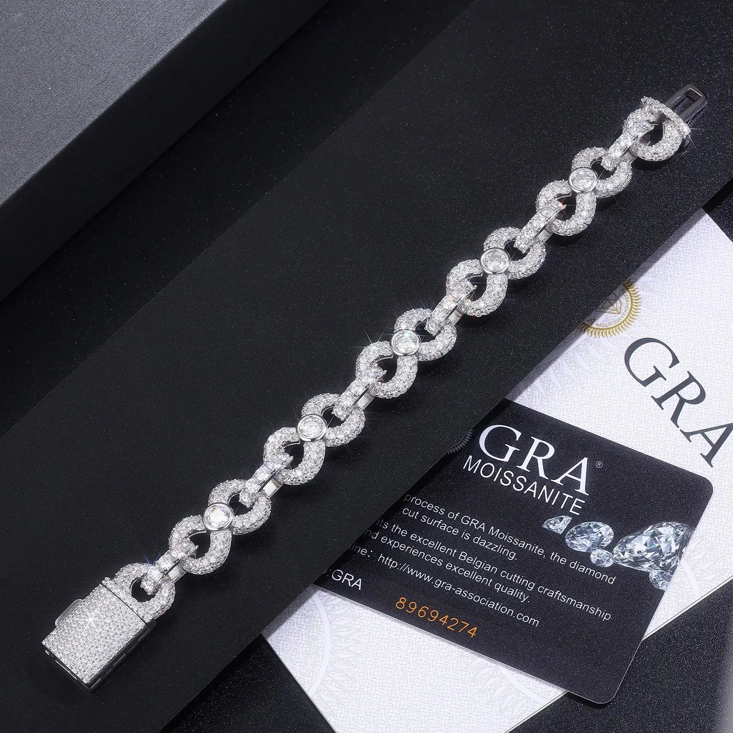 A Luxurious And Fashionable Minimalist Jewelry Bracelet Featuring Top-quality Moissanite, Made Of S925 Silver Electroplated With Platinum. - N&P Colletion