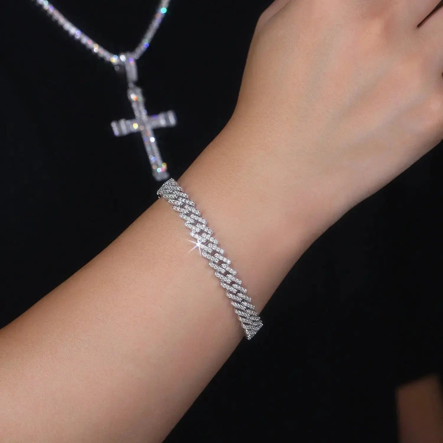 Set With Top-quality Moissanite, This Luxurious And Fashionable Light Luxury Jewelry Silver Bracelet Is Made Of S925 Silver Electroplated With Platinum NP Collection
