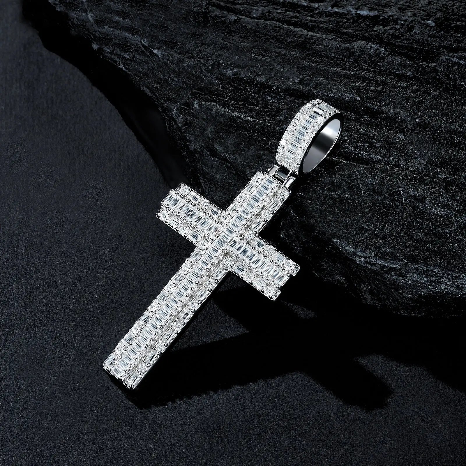 A Luxurious And Fashionable Minimalist Jewelry Pendant With Top-quality Moissanite, Made Of S925 Silver Electroplated With Platinum. - N&P Colletion