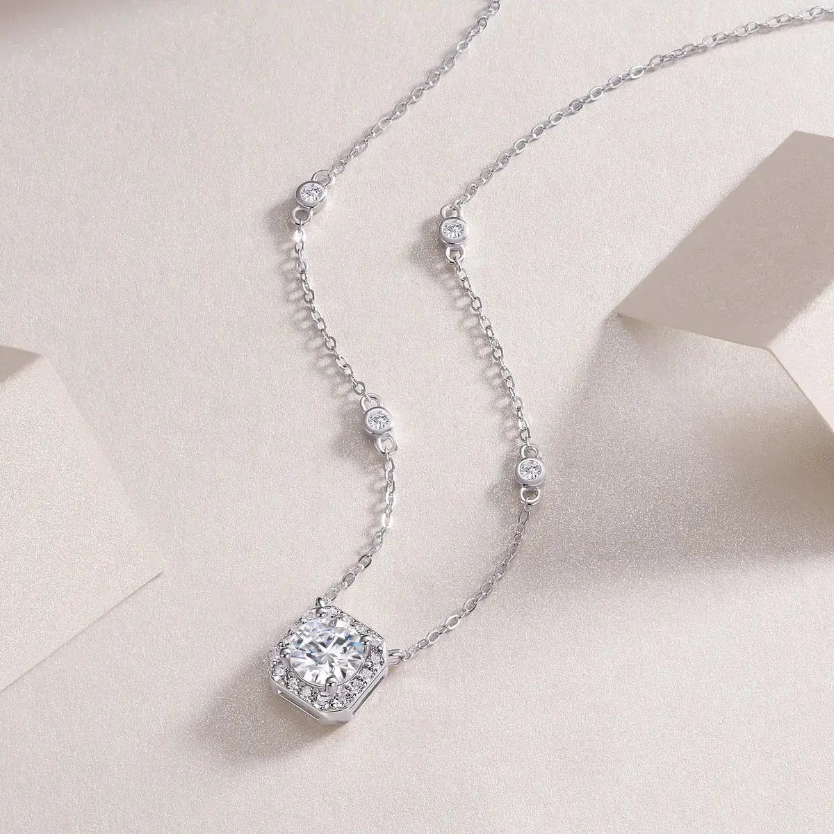 Flower Love - A Fashionable And Light Luxury Jewelry Pendant Necklace Set With Top-quality Moissanite, S925 Silver Plated Platinum NP Collection