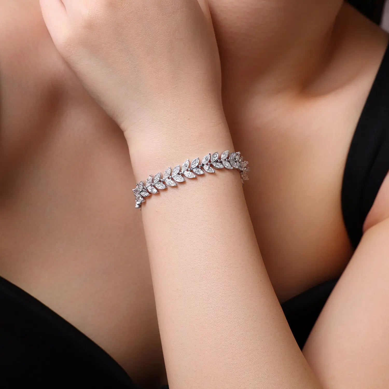 A Luxurious And Fashionable Minimalist Jewelry Bracelet Featuring Top-quality Moissanite, Made Of S925 Silver Electroplated With Platinum. - N&P Colletion