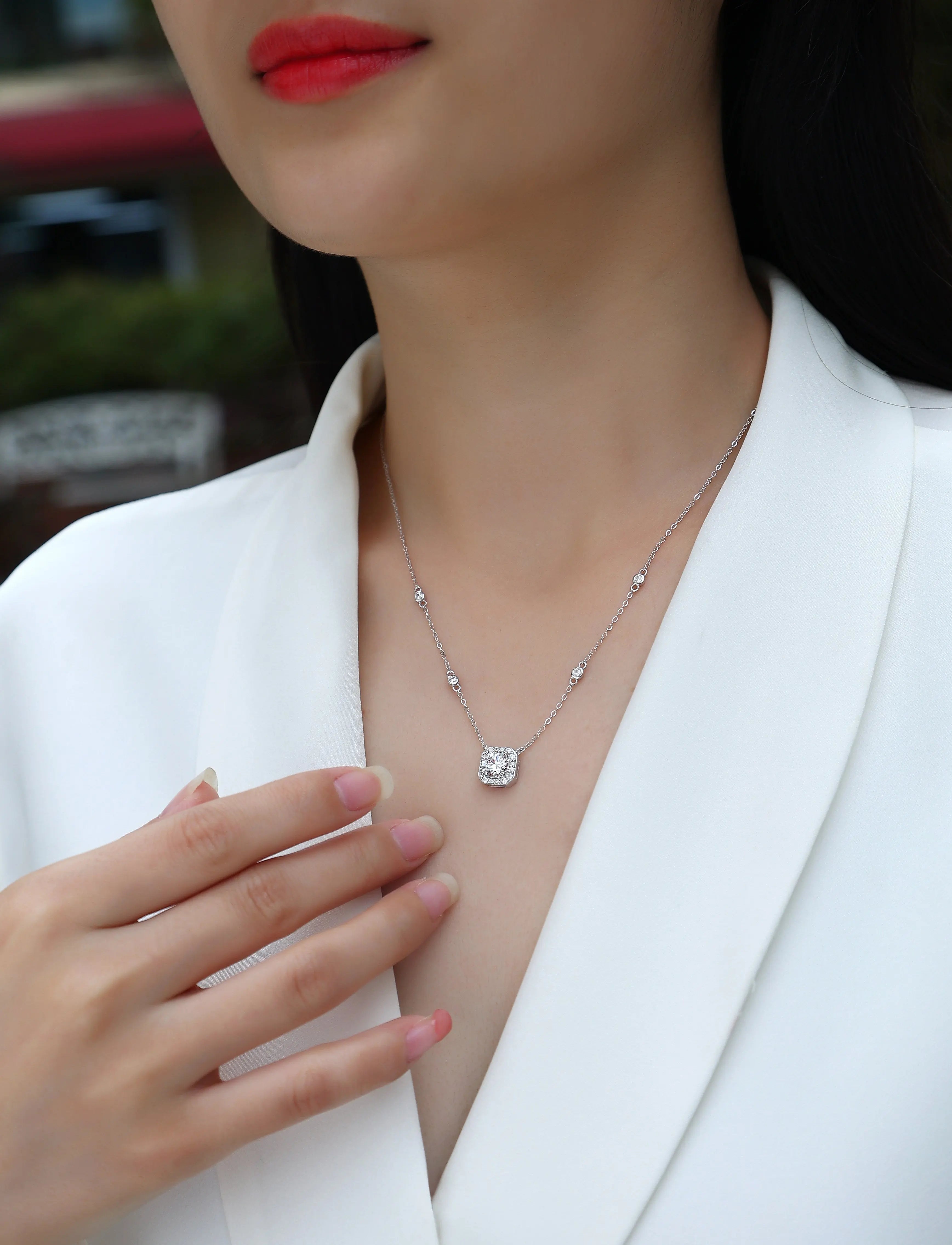 Flower Love – Fashionable Light Luxury Moissanite S925 Silver-Plated Platinum Pendant Necklace NP Collection