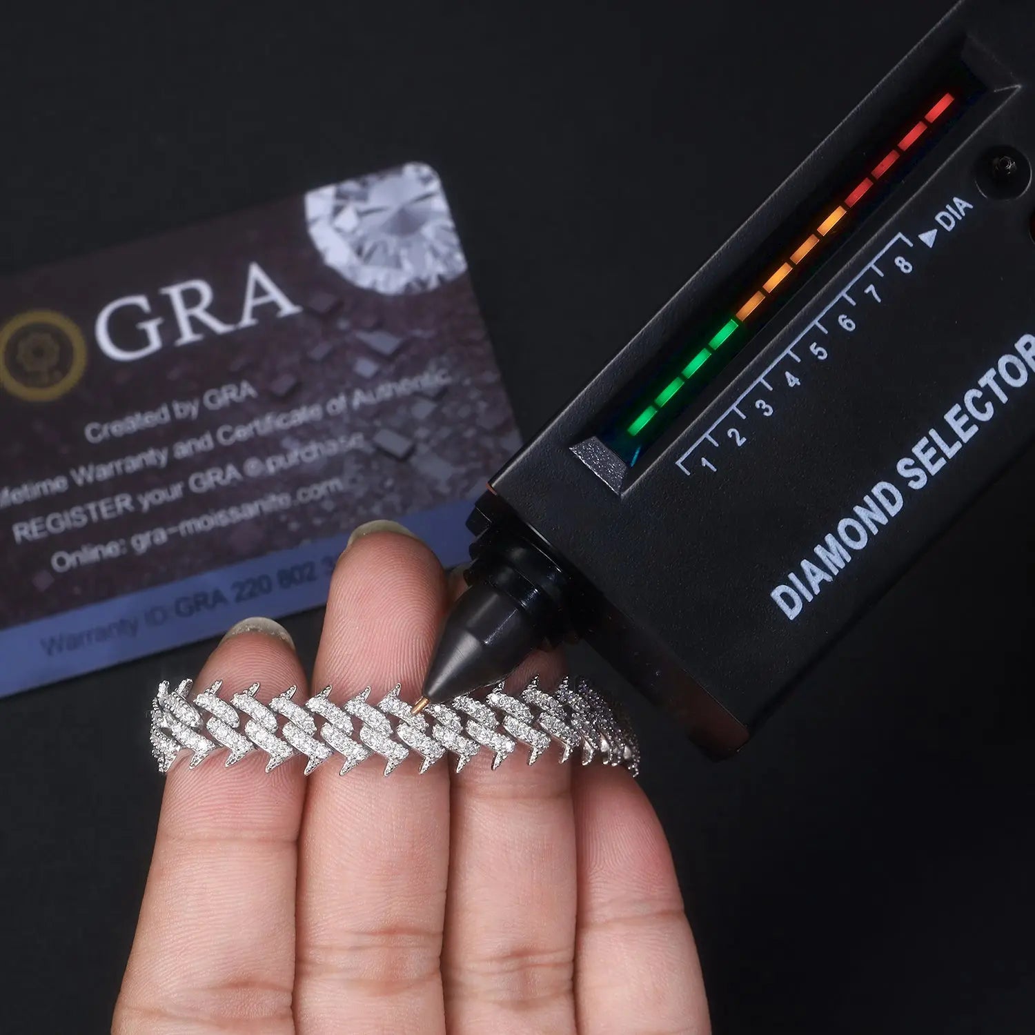 A Luxurious And Fashionable Minimalist Jewelry Bracelet Featuring Top-quality Moissanite, Made Of S925 Silver Electroplated With Platinum. - N&P Colletion