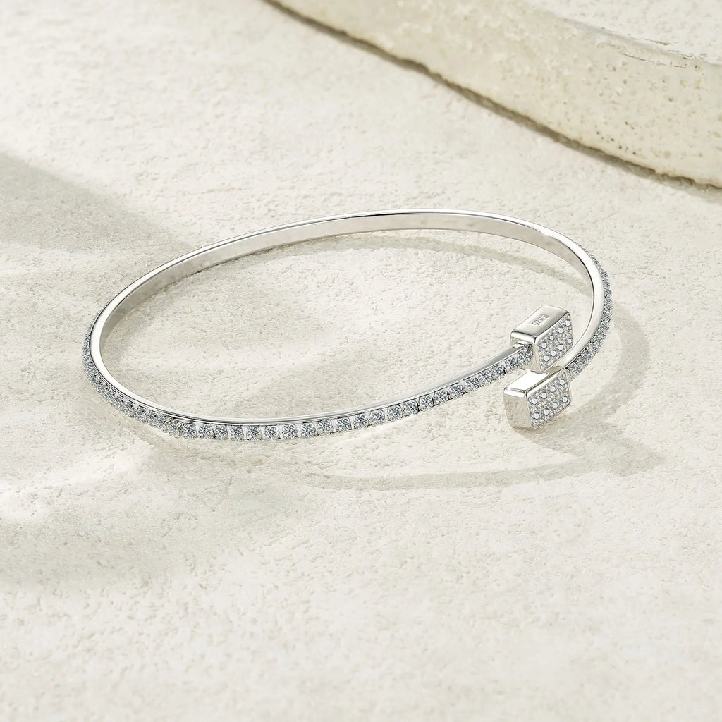 A Luxurious And Fashionable Minimalist Jewelry Bracelet Featuring Top-quality Moissanite, Made Of S925 Silver Electroplated With Platinum. - N&P Colletion