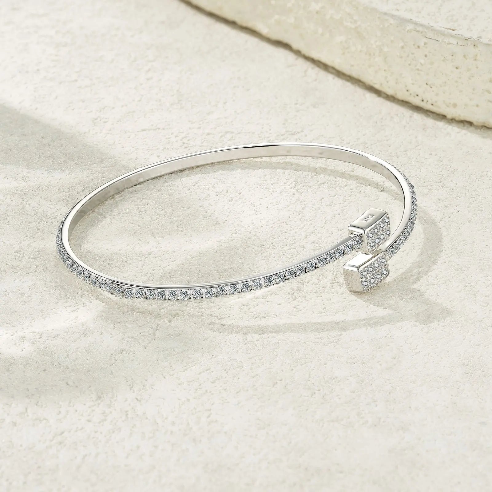 A Luxurious And Fashionable Minimalist Jewelry Bracelet Featuring Top-quality Moissanite, Made Of S925 Silver Electroplated With Platinum. - N&P Colletion