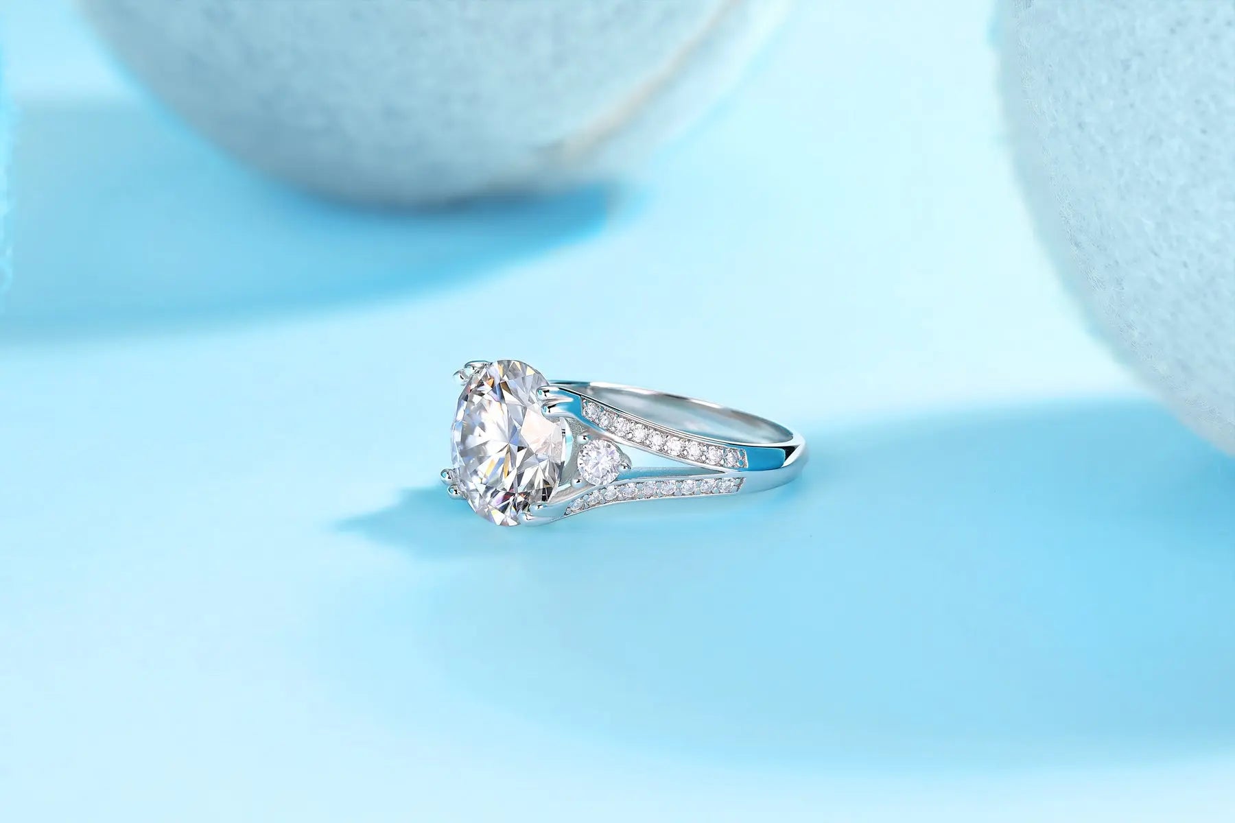 1Elegant Radiance - Ring with 5-Carat Moissanite S925 Sterling Silver and Platinum-Plated Diamond 