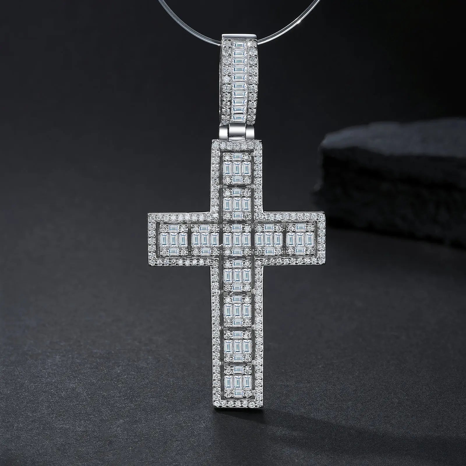 A Luxurious And Fashionable Minimalist Jewelry Pendant With Top-quality Moissanite, Made Of S925 Silver Electroplated With Platinum. - N&P Colletion