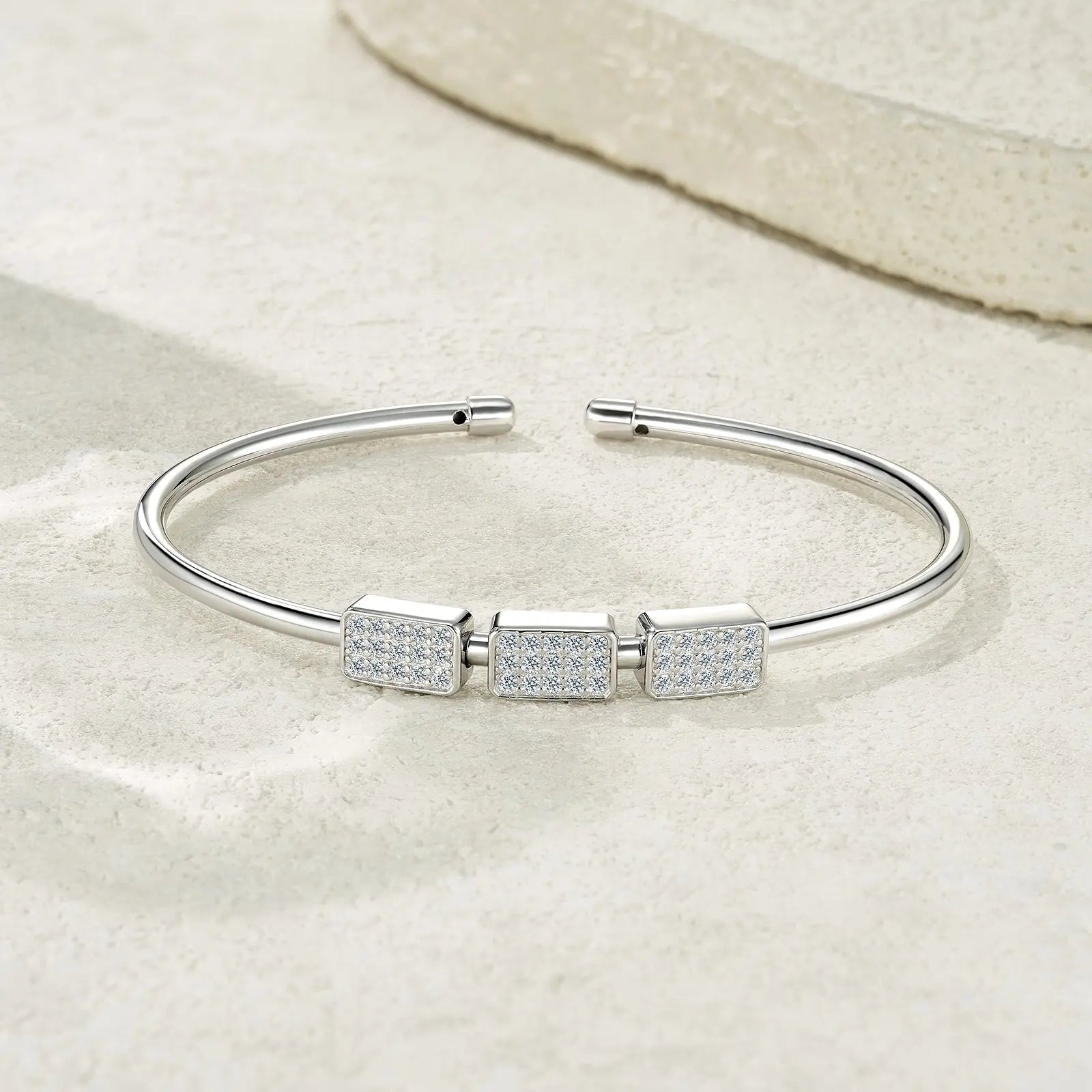 A Luxurious And Fashionable Minimalist Jewelry Bracelet Featuring Top-quality Moissanite, Made Of S925 Silver Electroplated With Platinum. - N&P Colletion