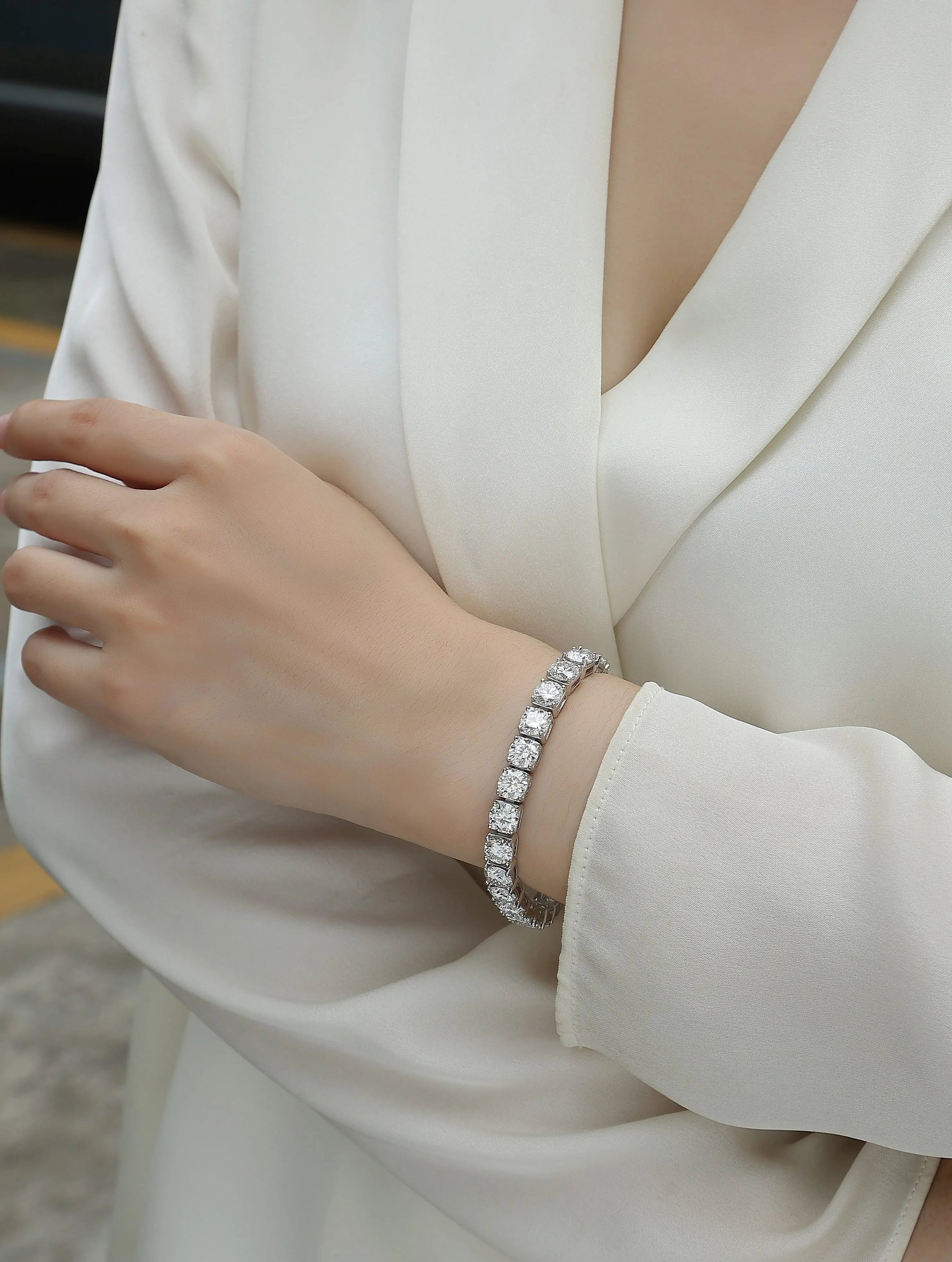 Large Gravitational Pull – Fashionable Light Luxury Moissanite S925 Silver-Plated Platinum Bracelet NP Collection