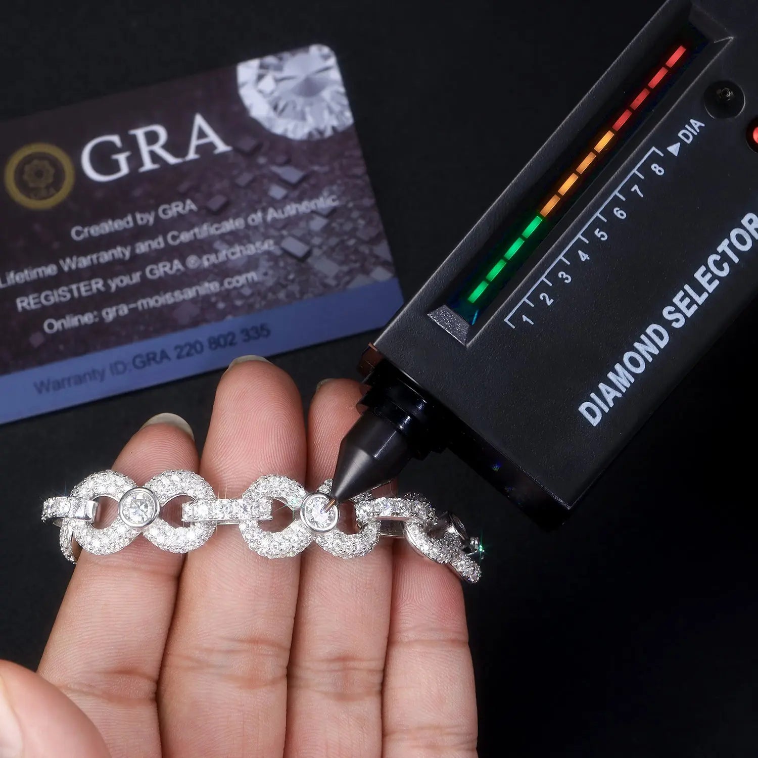 A Luxurious And Fashionable Minimalist Jewelry Bracelet Featuring Top-quality Moissanite, Made Of S925 Silver Electroplated With Platinum. - N&P Colletion