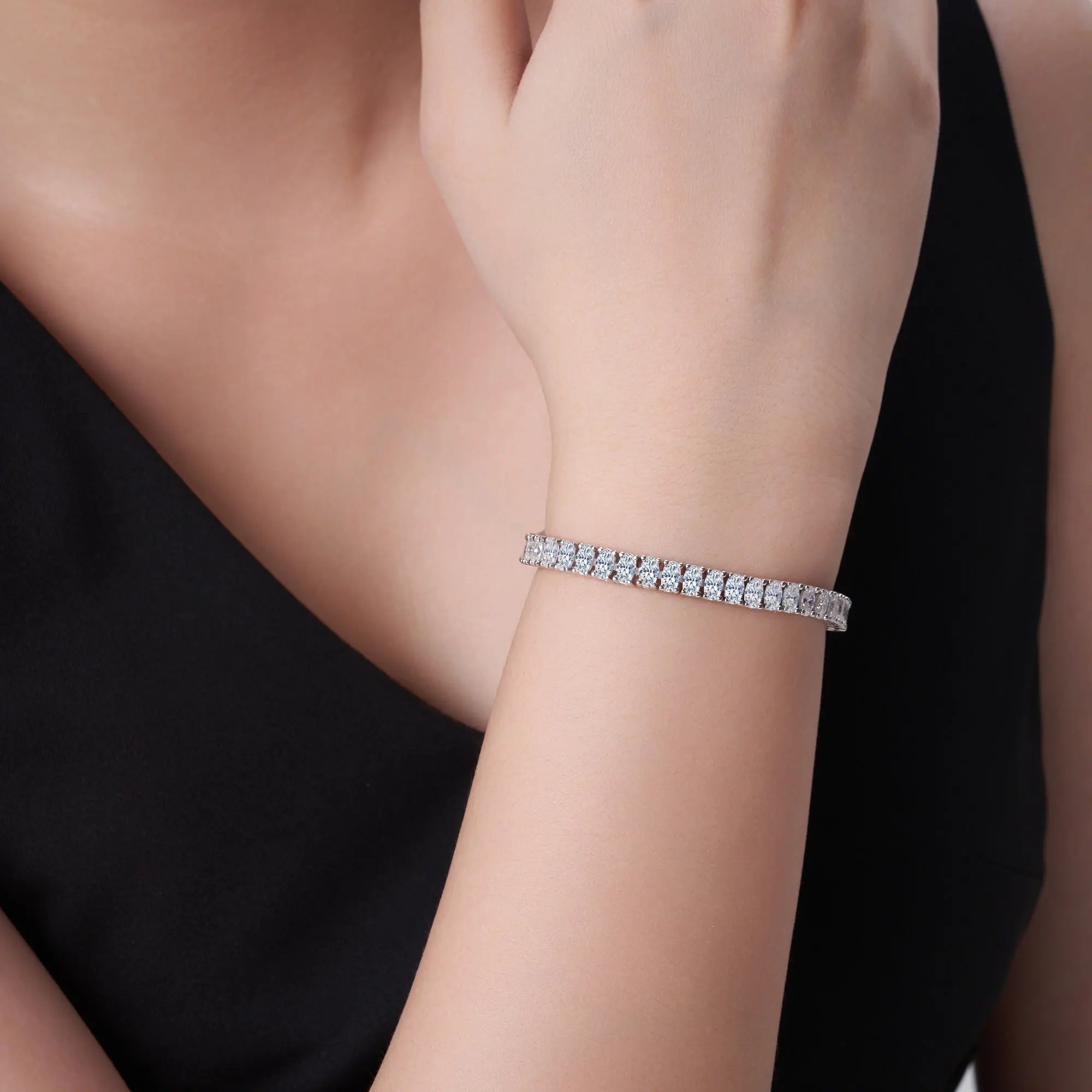 A Luxurious And Fashionable Minimalist Jewelry Bracelet Featuring Moissanite, Made Of S925 Silver Electroplated With Platinum. - N&P Colletion