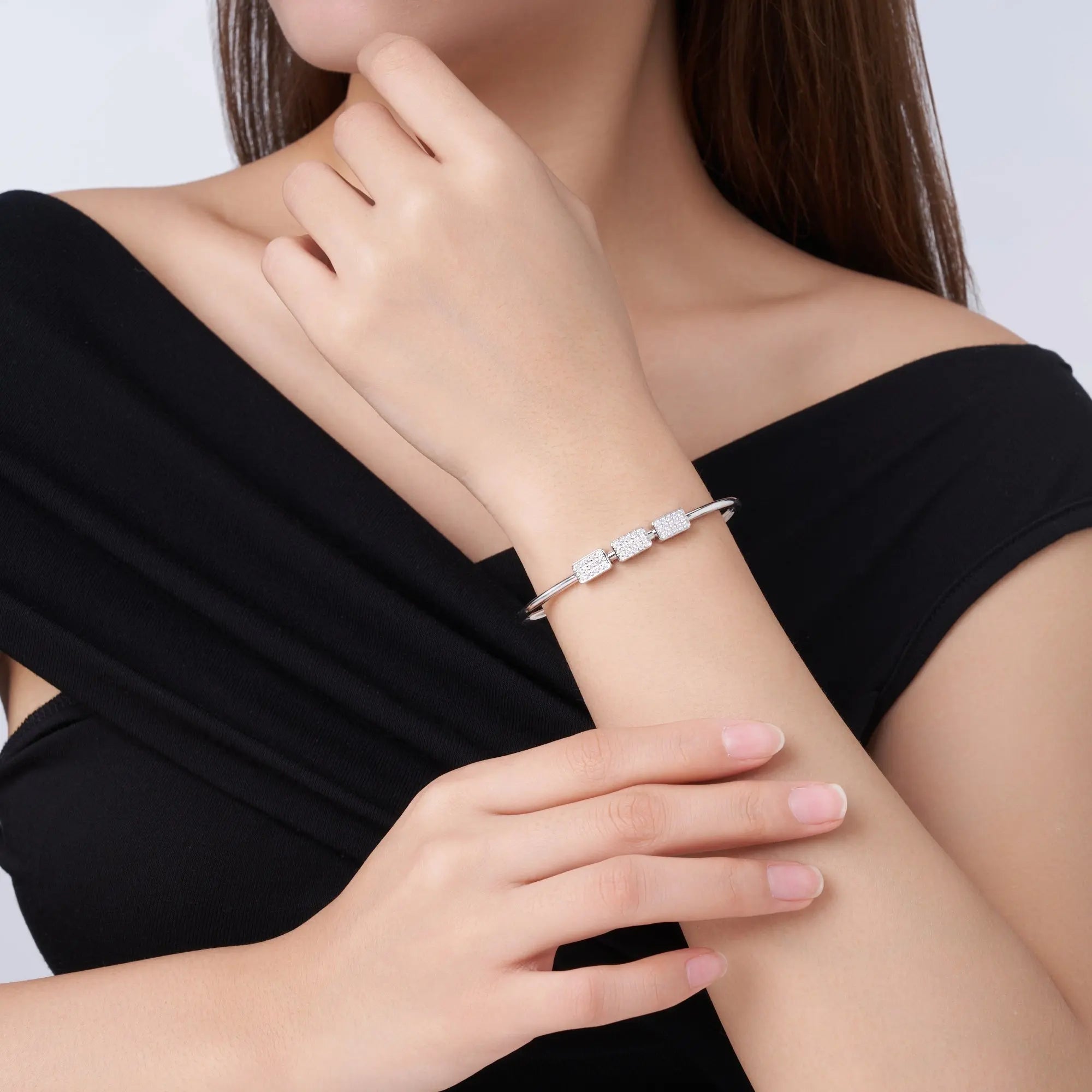A Luxurious And Fashionable Minimalist Jewelry Bracelet Featuring Top-quality Moissanite, Made Of S925 Silver Electroplated With Platinum. - N&P Colletion