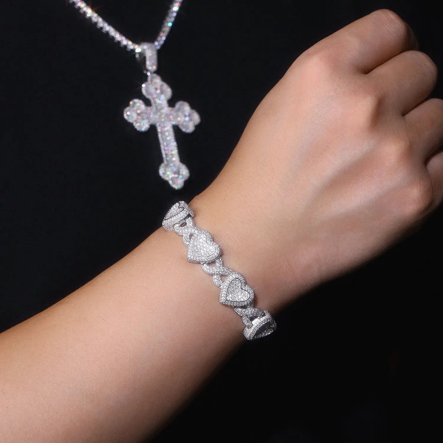 A Luxurious And Fashionable Minimalist Jewelry Bracelet Featuring Top-quality Moissanite, Made Of S925 Silver Electroplated With Platinum. - N&P Colletion