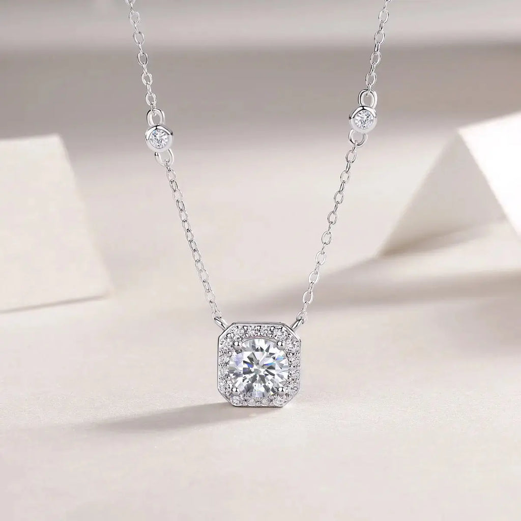 Flower Love - A Fashionable And Light Luxury Jewelry Pendant Necklace Set With Top-quality Moissanite, S925 Silver Plated Platinum NP Collection