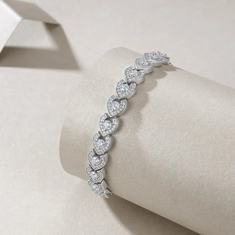 A Luxurious And Fashionable Minimalist Jewelry Bracelet Featuring Top-quality Moissanite, Made Of S925 Silver Electroplated With Platinum. - N&P Colletion