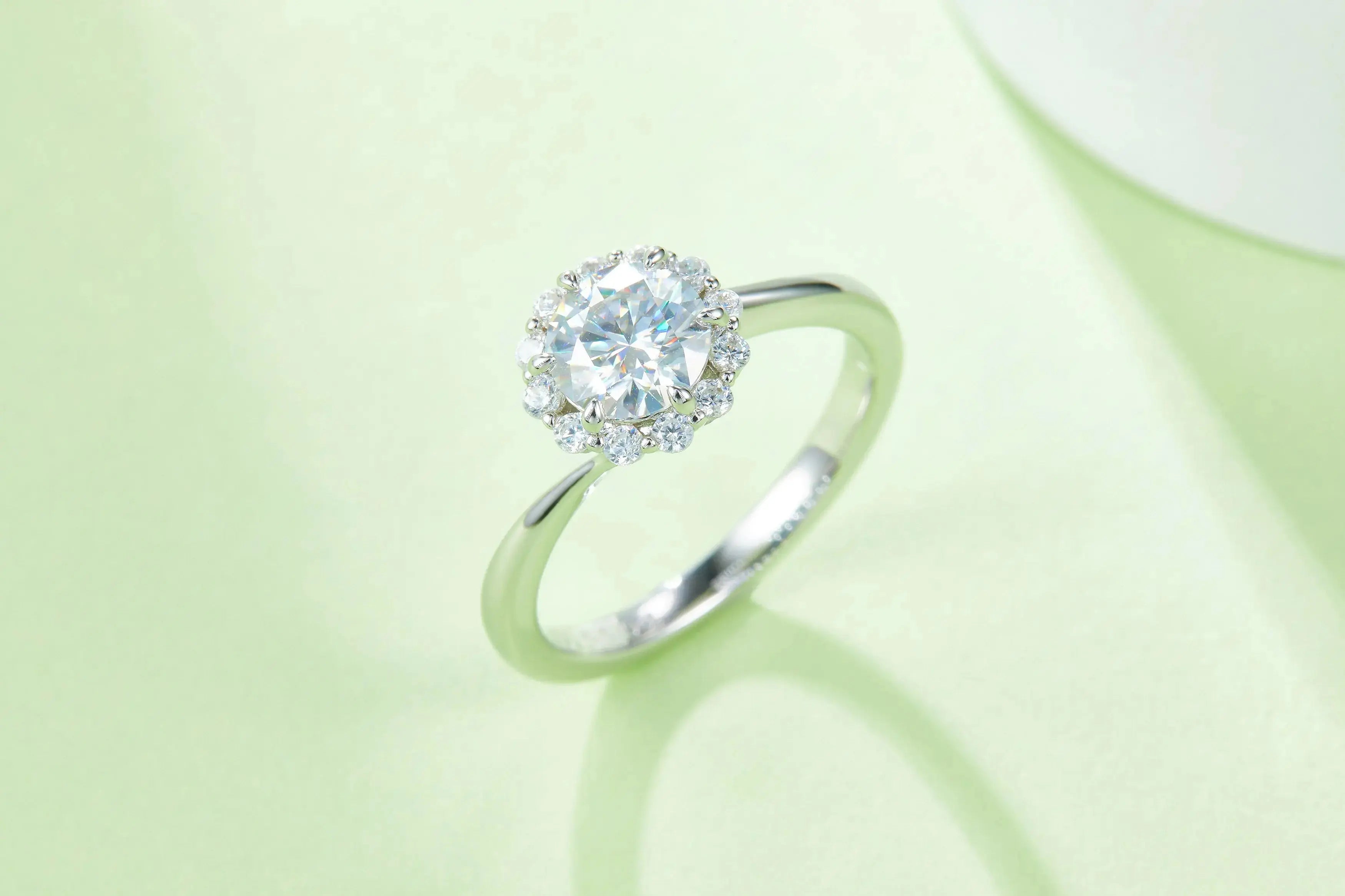 1-carat Luxury And Fashionable Light Luxury Jewelry Silver Ring Set With Top-quality Moissanite, S925 Silver Plated Platinum NP Collection