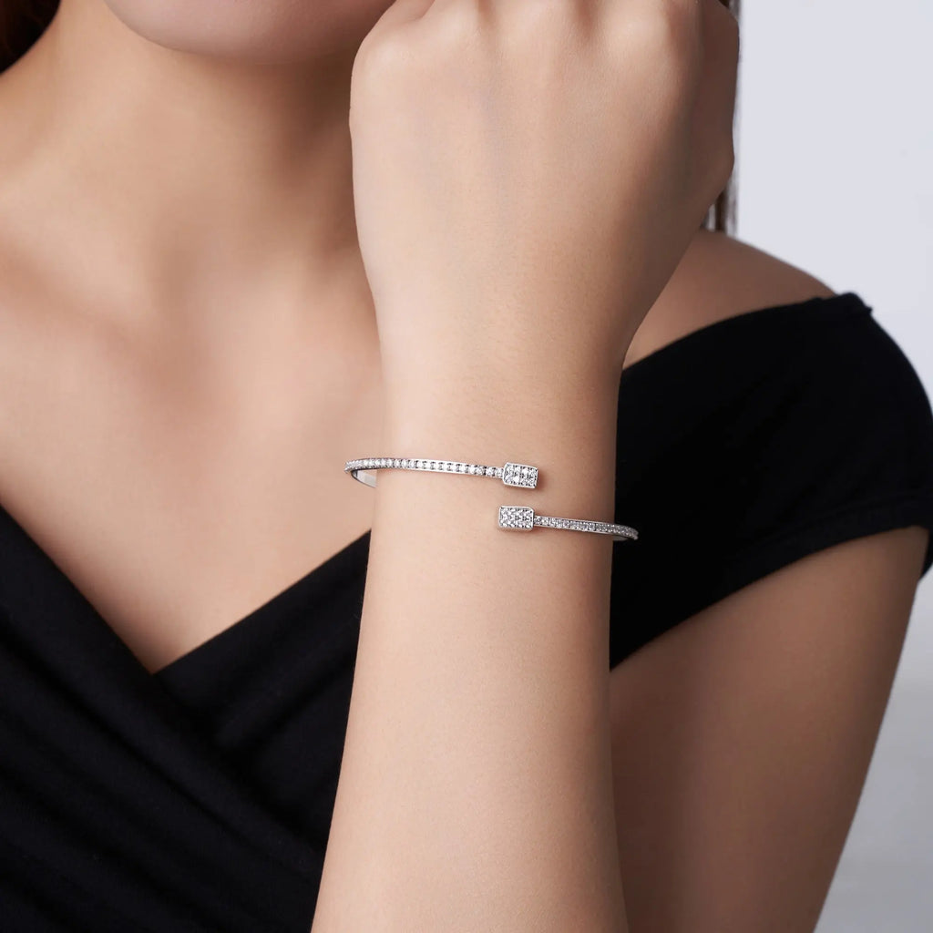 A Luxurious And Fashionable Minimalist Jewelry Bracelet Featuring Top-quality Moissanite, Made Of S925 Silver Electroplated With Platinum. - N&P Colletion