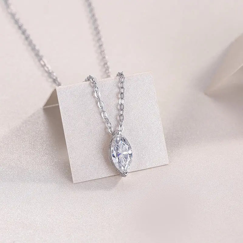Moissanite S925 Sterling Silver and Platinum-Plated Diamond Necklace in the Shape of a Horse Eye