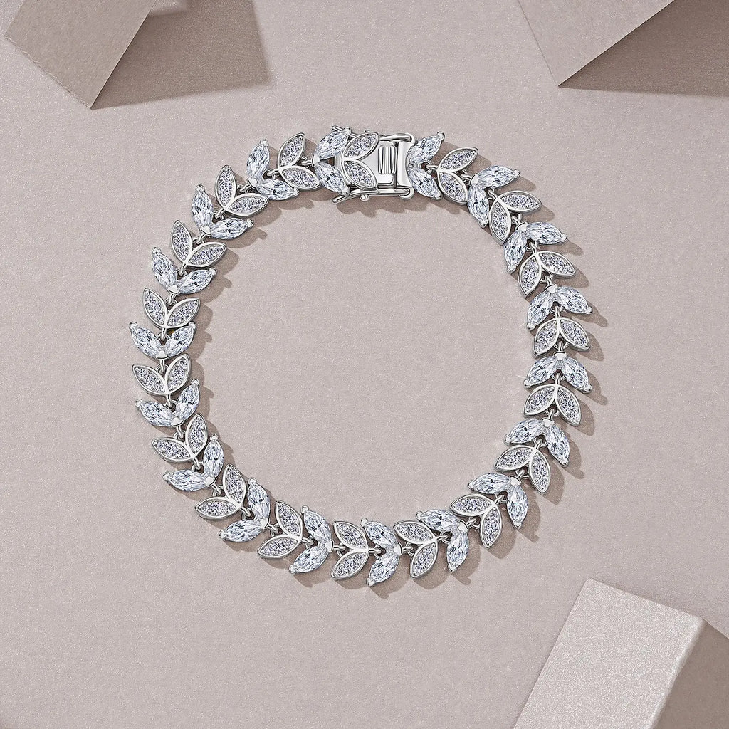 A Luxurious And Fashionable Minimalist Jewelry Bracelet Featuring Top-quality Moissanite, Made Of S925 Silver Electroplated With Platinum. - N&P Colletion