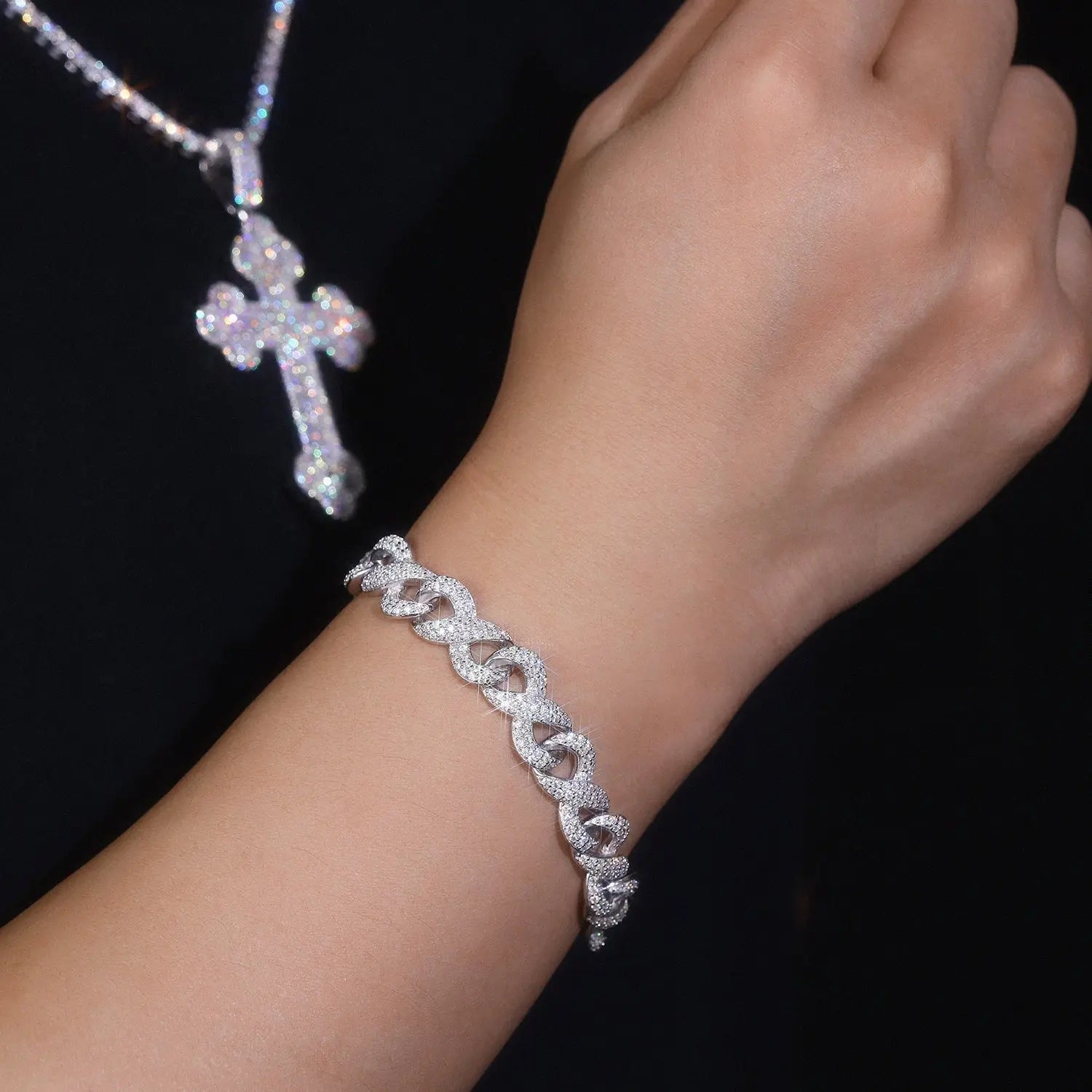 A Luxurious And Fashionable Minimalist Jewelry Bracelet Featuring Top-quality Moissanite, Made Of S925 Silver Electroplated With Platinum. - N&P Colletion