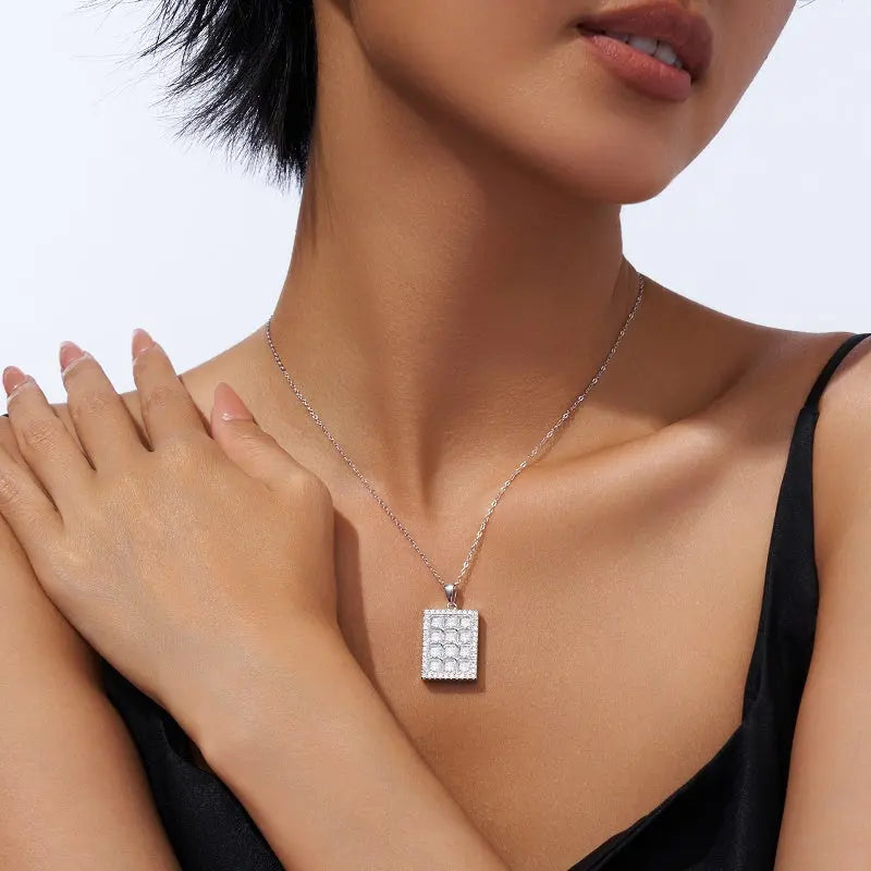 A Luxurious And Fashionable Minimalist Jewelry Pendant Necklace Featuring Top-quality Moissanite, Made Of S925 Silver Electroplated With Platinum. - N&P Colletion