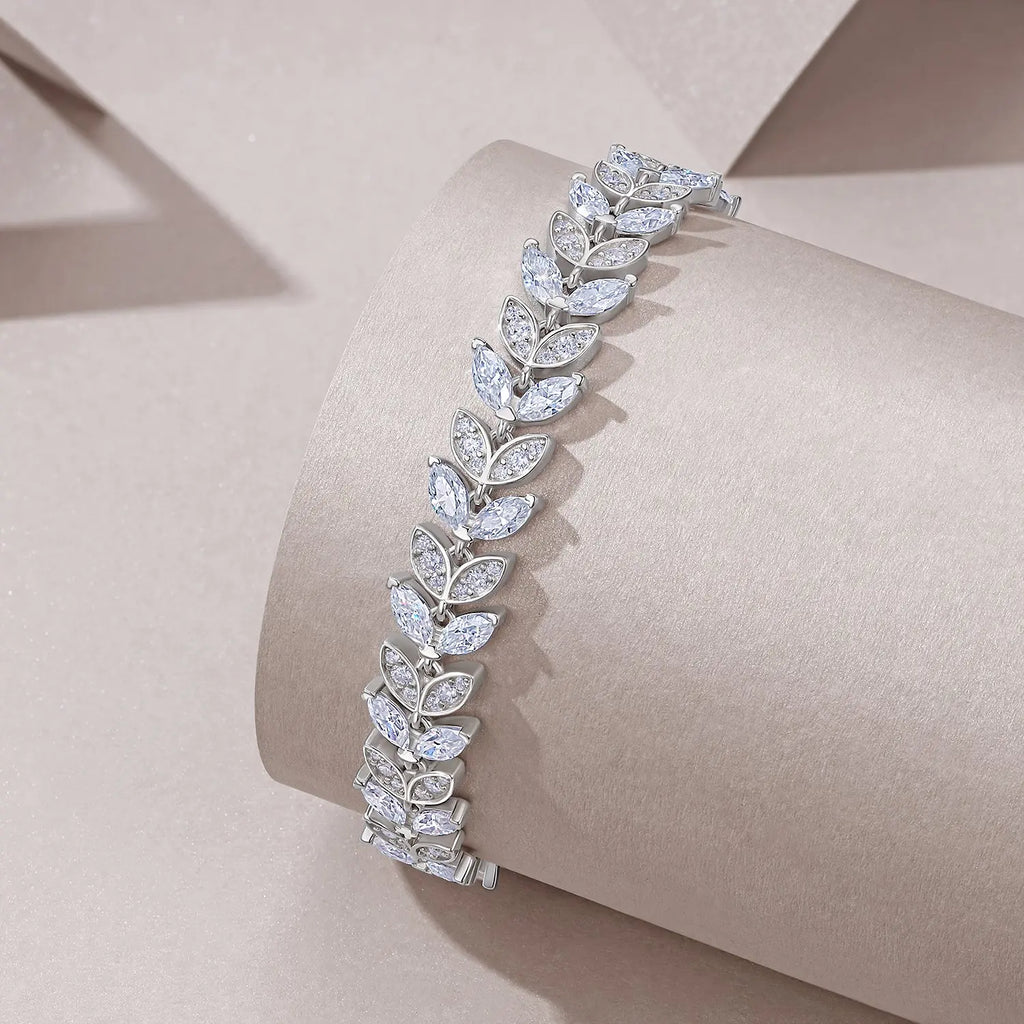 A Luxurious And Fashionable Minimalist Jewelry Bracelet Featuring Top-quality Moissanite, Made Of S925 Silver Electroplated With Platinum. - N&P Colletion