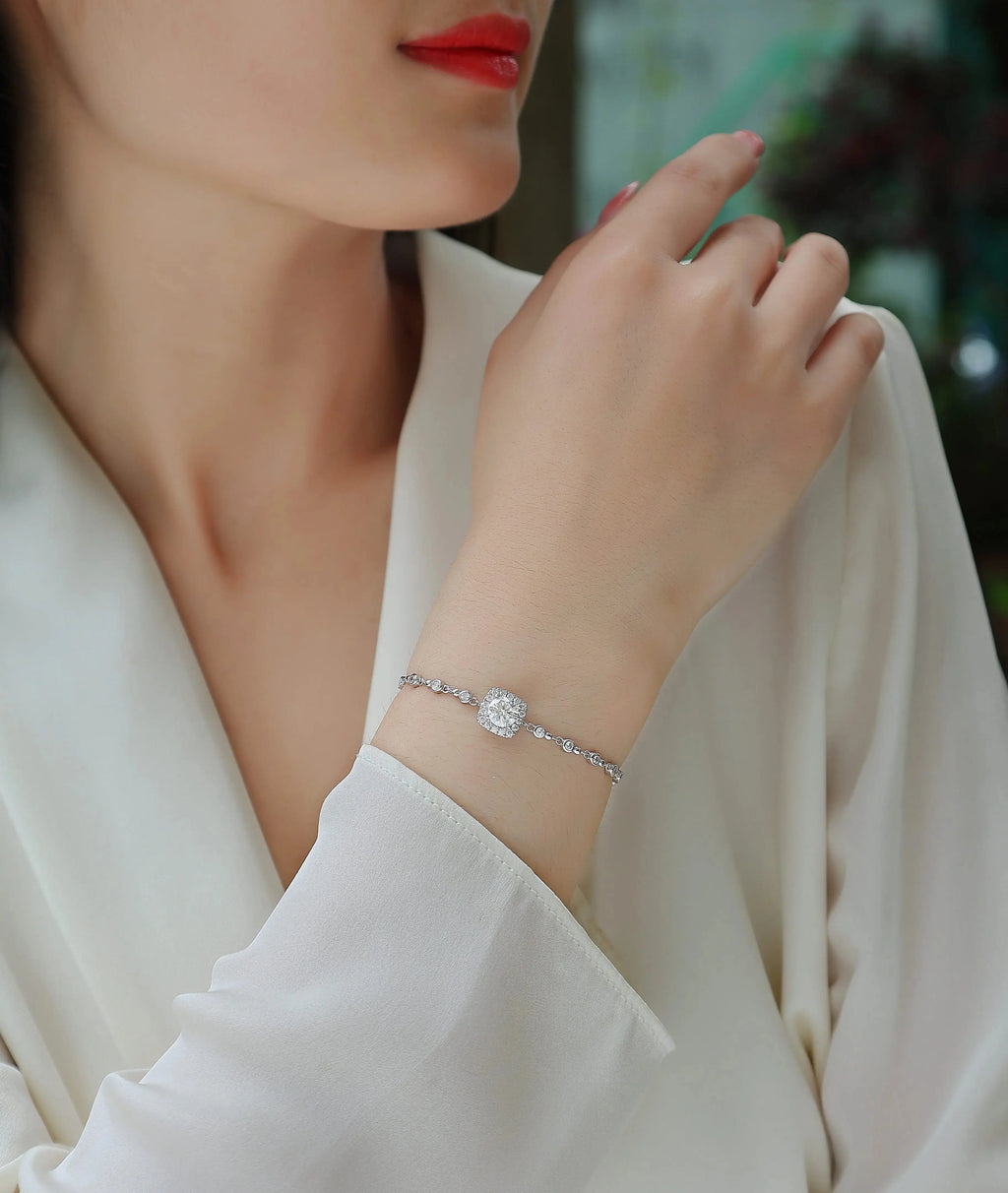 Surrounded By Stars - A Luxurious And Fashionable Light Luxury Jewelry Silver Bracelet And Bracelet Set With Top-quality Moissanite, S925 Silver-plated Platinum NP Collection