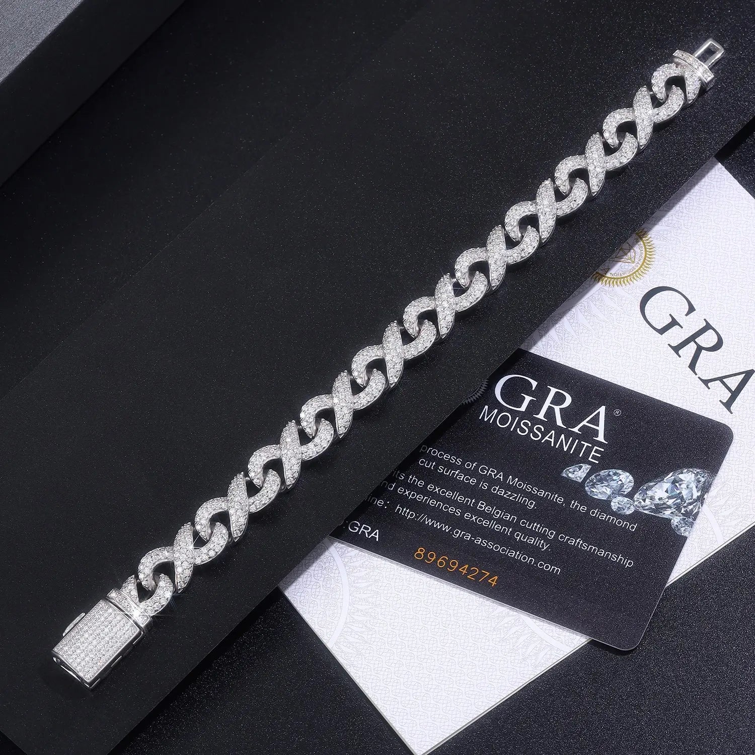 A Luxurious And Fashionable Minimalist Jewelry Bracelet Featuring Top-quality Moissanite, Made Of S925 Silver Electroplated With Platinum. - N&P Colletion