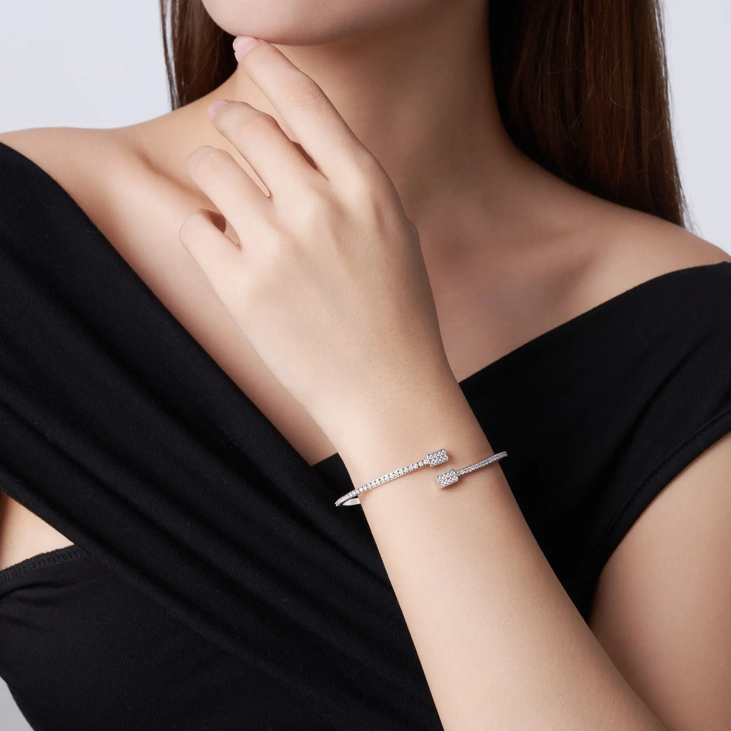 A Luxurious And Fashionable Minimalist Jewelry Bracelet Featuring Top-quality Moissanite, Made Of S925 Silver Electroplated With Platinum. - N&P Colletion