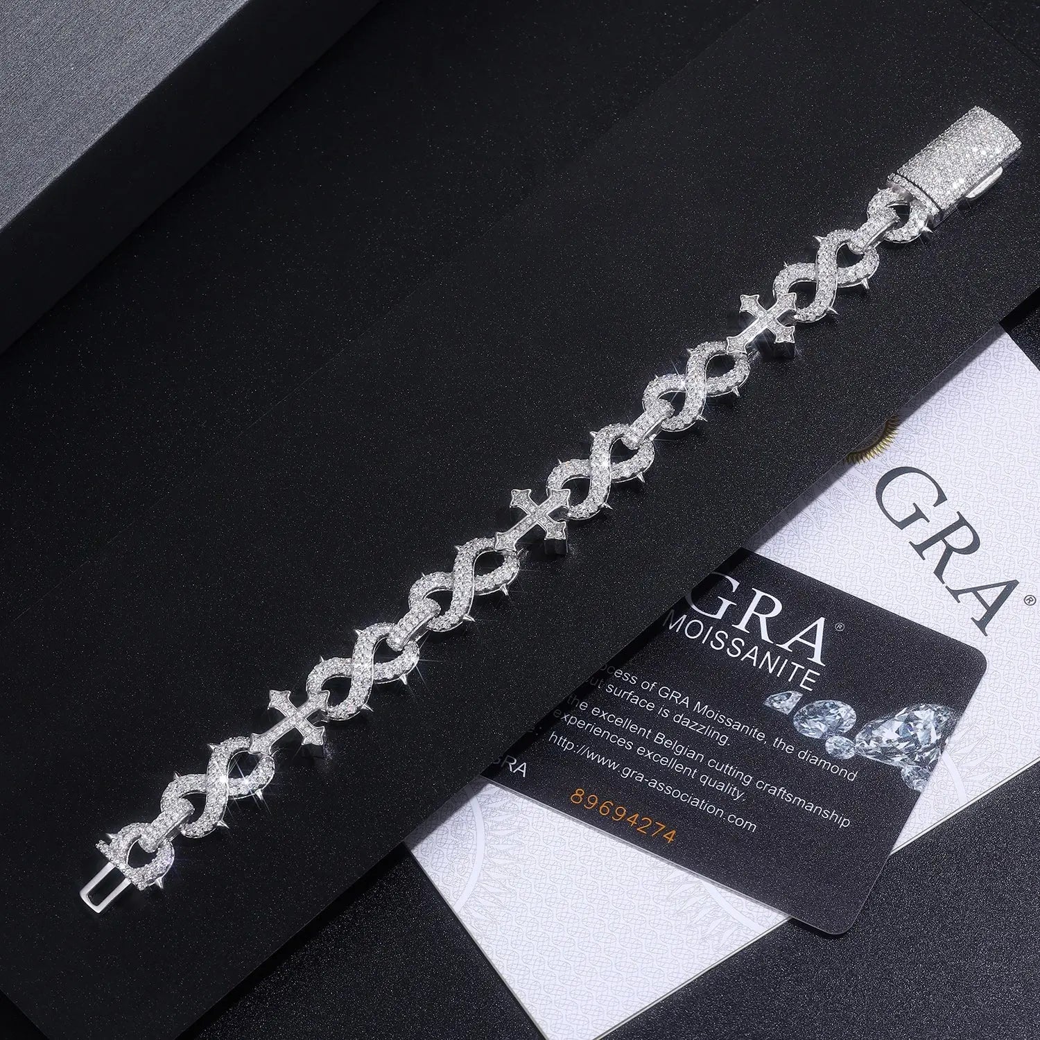 A Luxurious And Fashionable Minimalist Bracelet Featuring Top-quality Moissanite, Made Of S925 Silver Electroplated With Platinum. - N&P Colletion