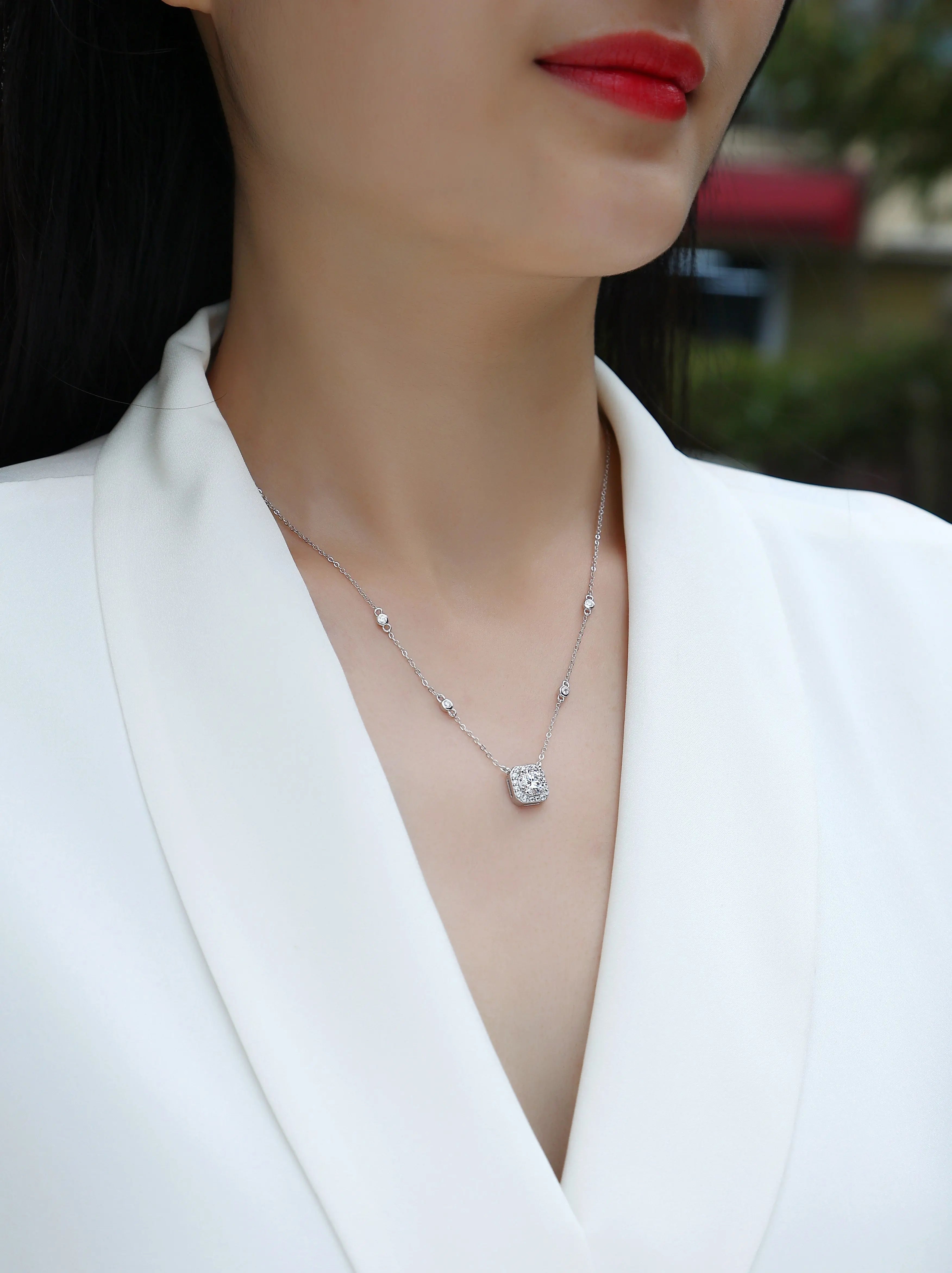 Flower Love – Fashionable Light Luxury Moissanite S925 Silver-Plated Platinum Pendant Necklace NP Collection