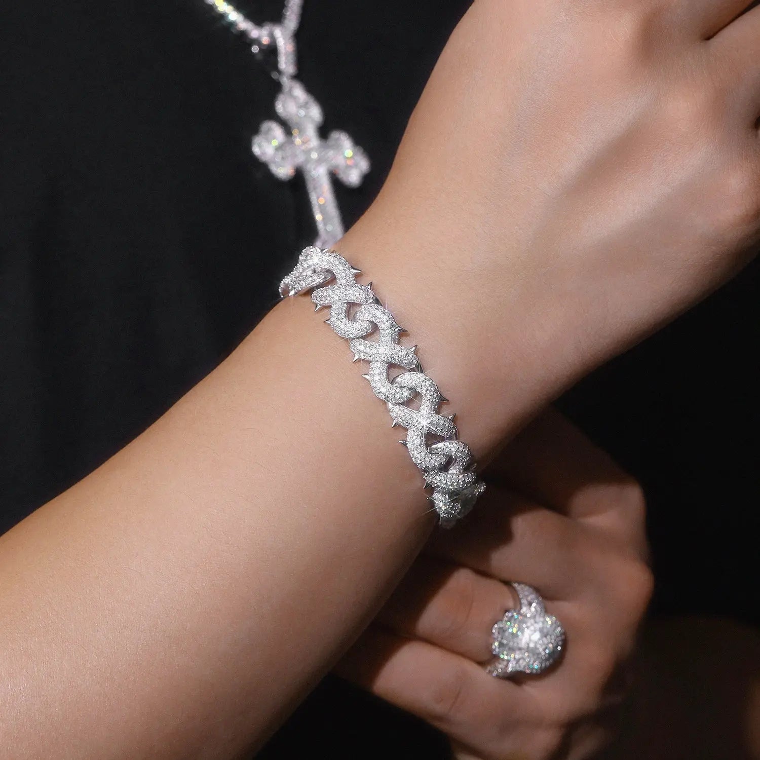 A Luxurious And Fashionable Minimalist Jewelry Bracelet Featuring Top-quality Moissanite, Made Of S925 Silver Electroplated With Platinum. - N&P Colletion